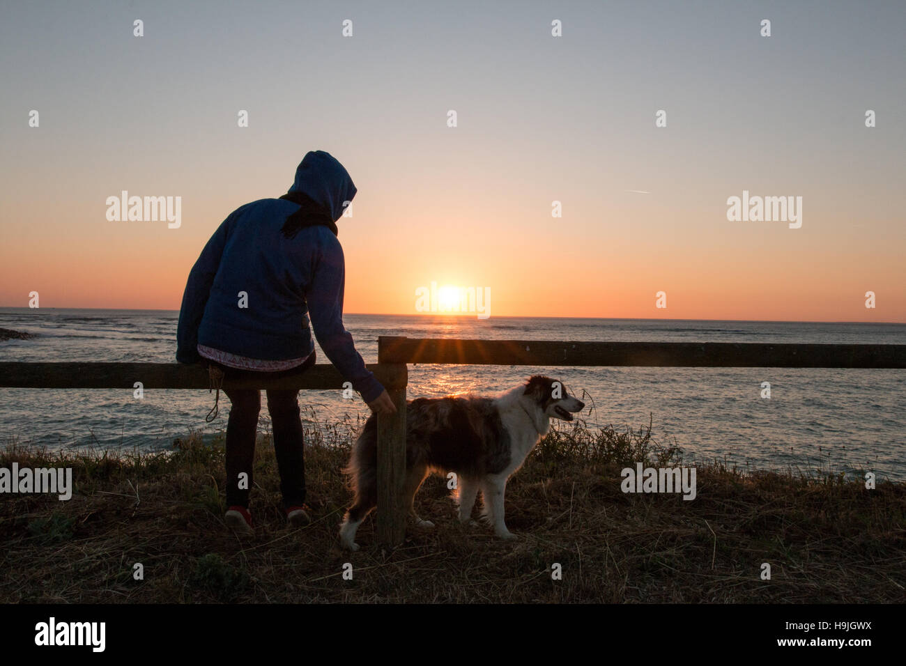 Girl watching the sunset hi-res stock photography and images - Alamy