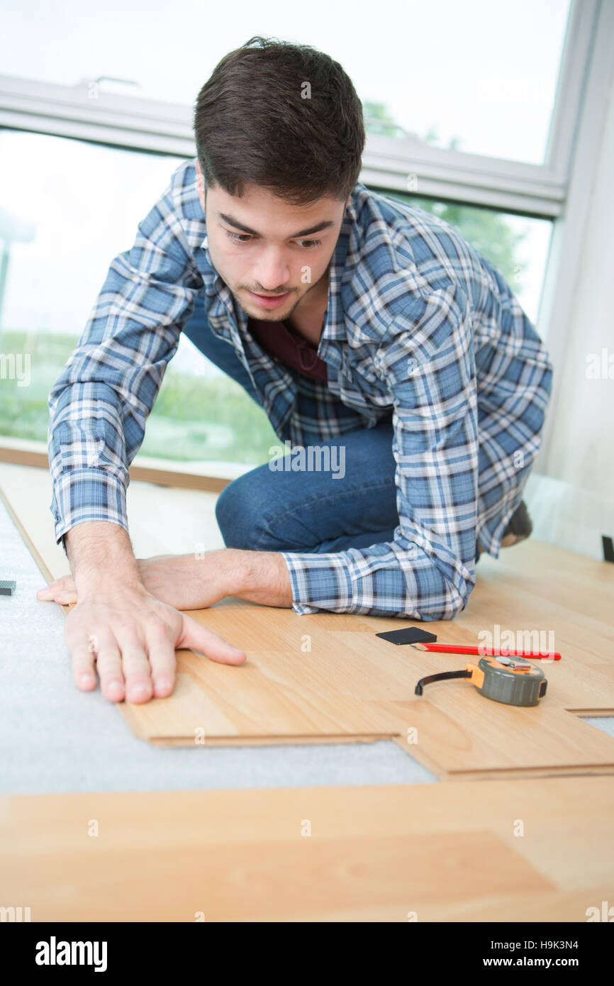 Man fitting laminate flooring Stock Photo Alamy
