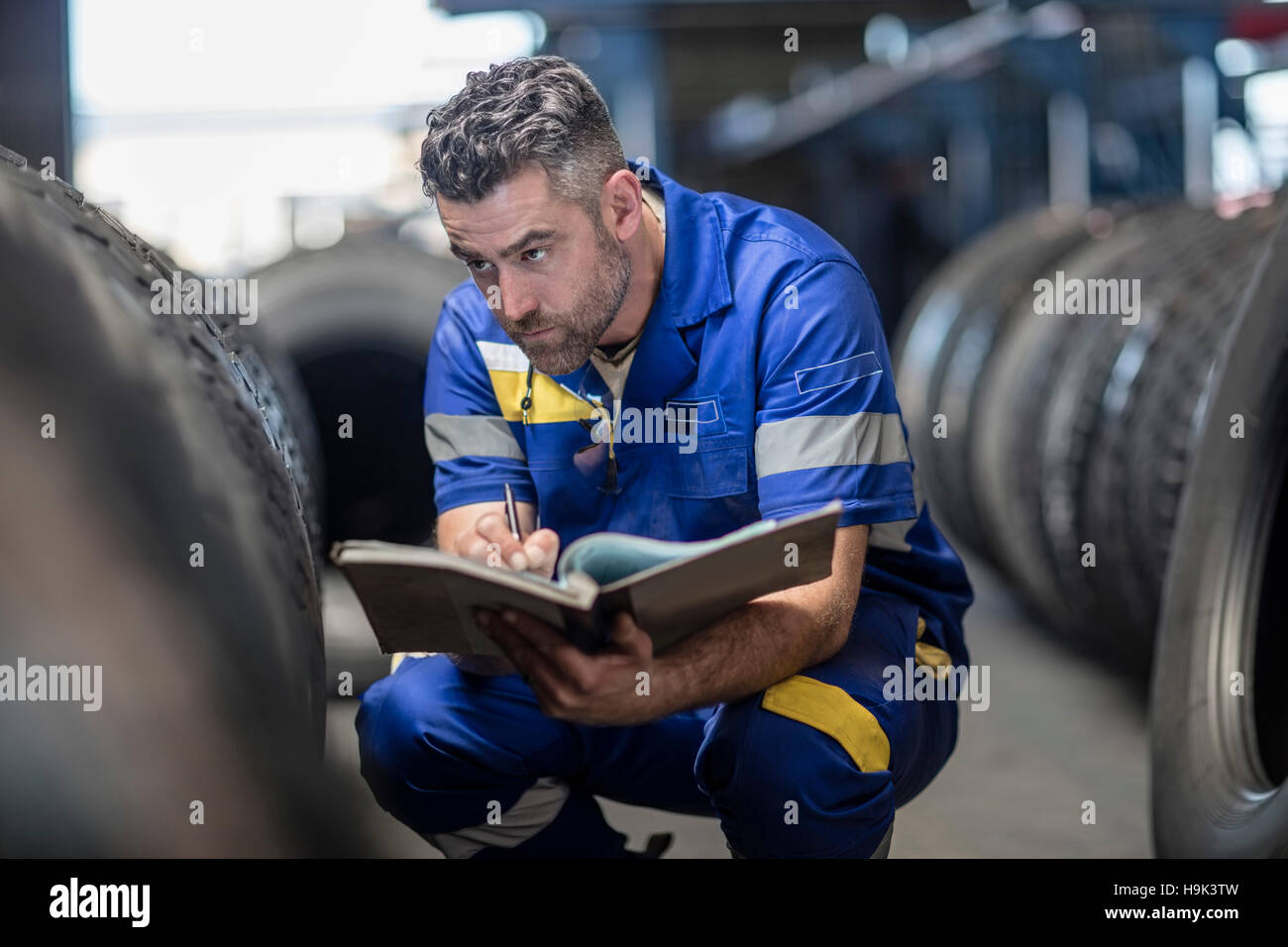 Car mechanic taking notes hi-res stock photography and images - Alamy