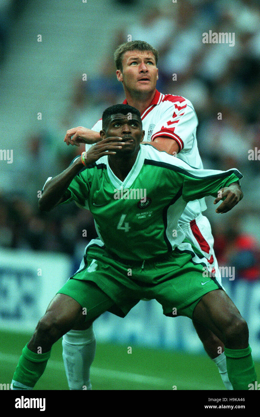 NWANKWO KANU & MARC RIEPER NIGERIA V DENMARK 02 July 1998 Stock Photo
