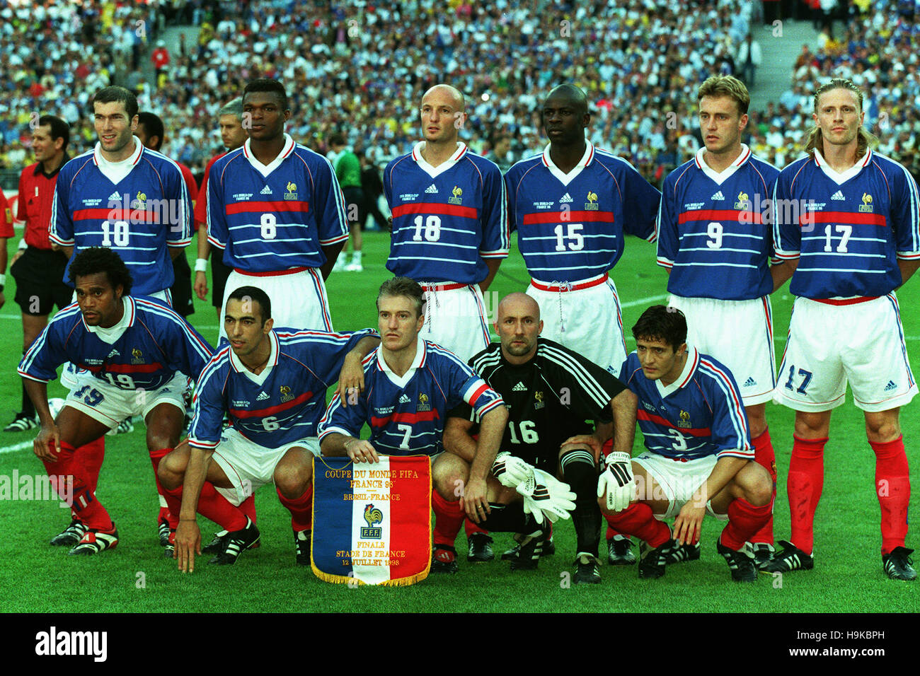 FRANCE TEAM LINE UP FOR FINAL BRAZIL V FRANCE 12 July 1998 Stock Photo 