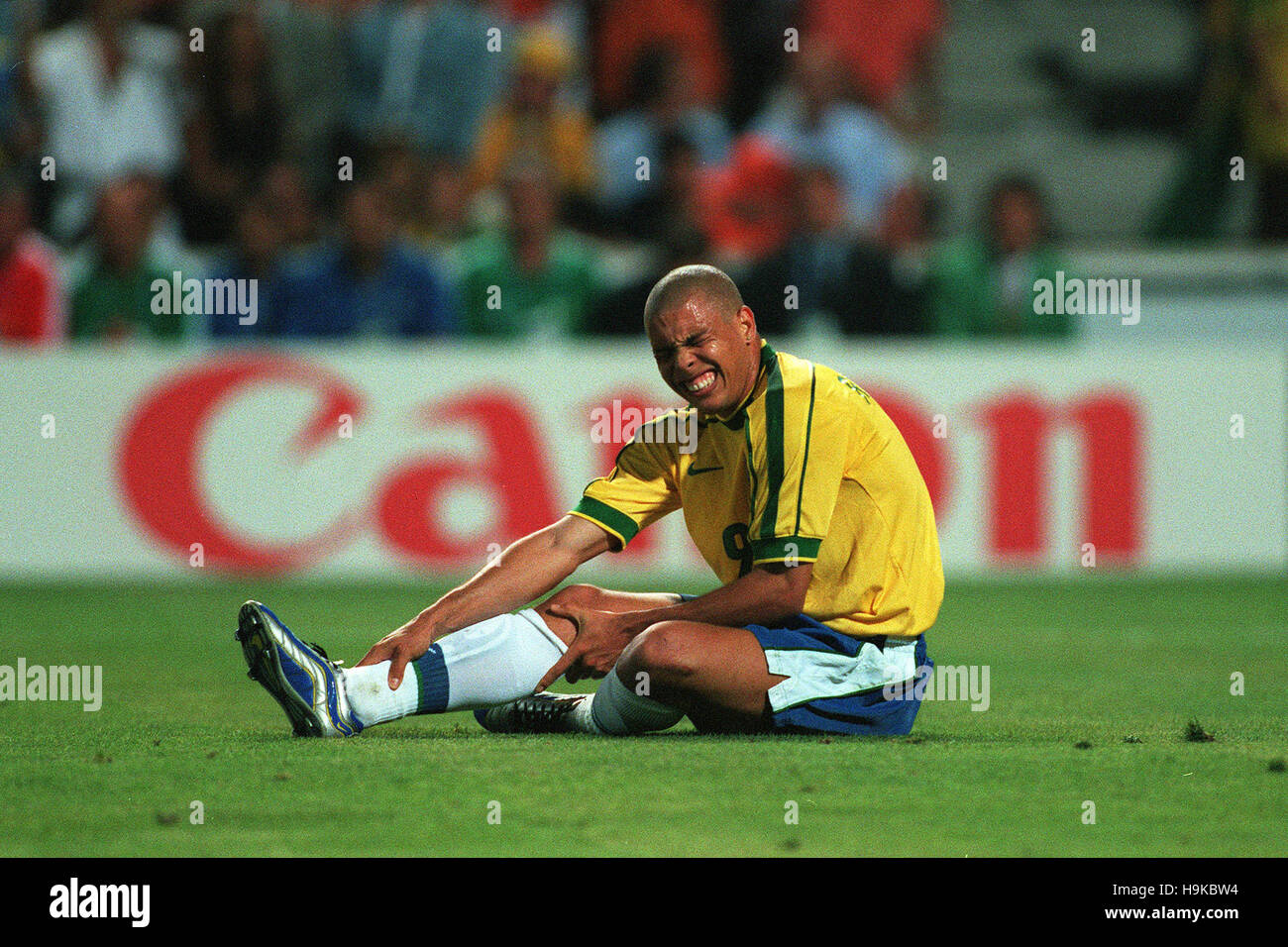 RONALDO TAKES A KNOCK BRAZIL V HOLLAND 07 July 1998 Stock Photo