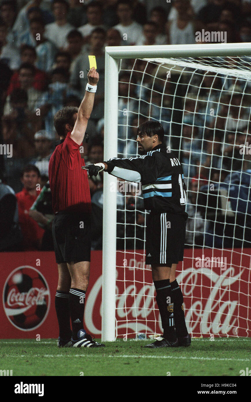 CARLOS ROA RECEIVES CARD ENGLAND V ARGENTINA 30 June 1998 Stock Photo