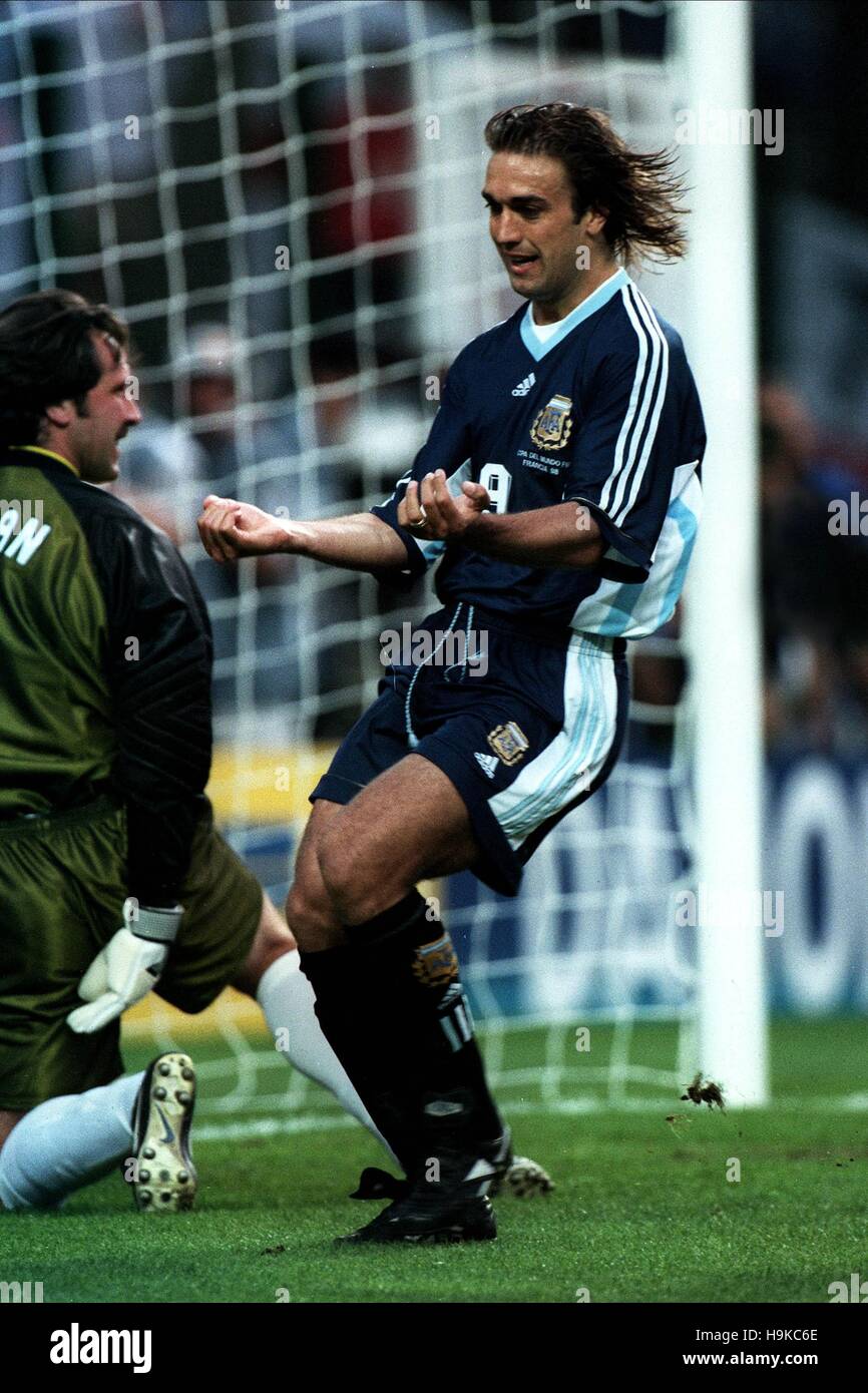 GABRIEL BATISTUTA CELEBRATES ENGLAND V ARGENTINA 30 June 1998 Stock Photo