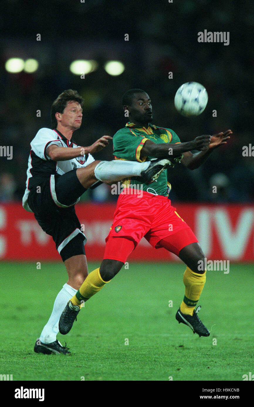 ALPHONSE TCHAMI & SCHOTTELL CAMEROON V AUSTRIA 11 June 1998 Stock Photo