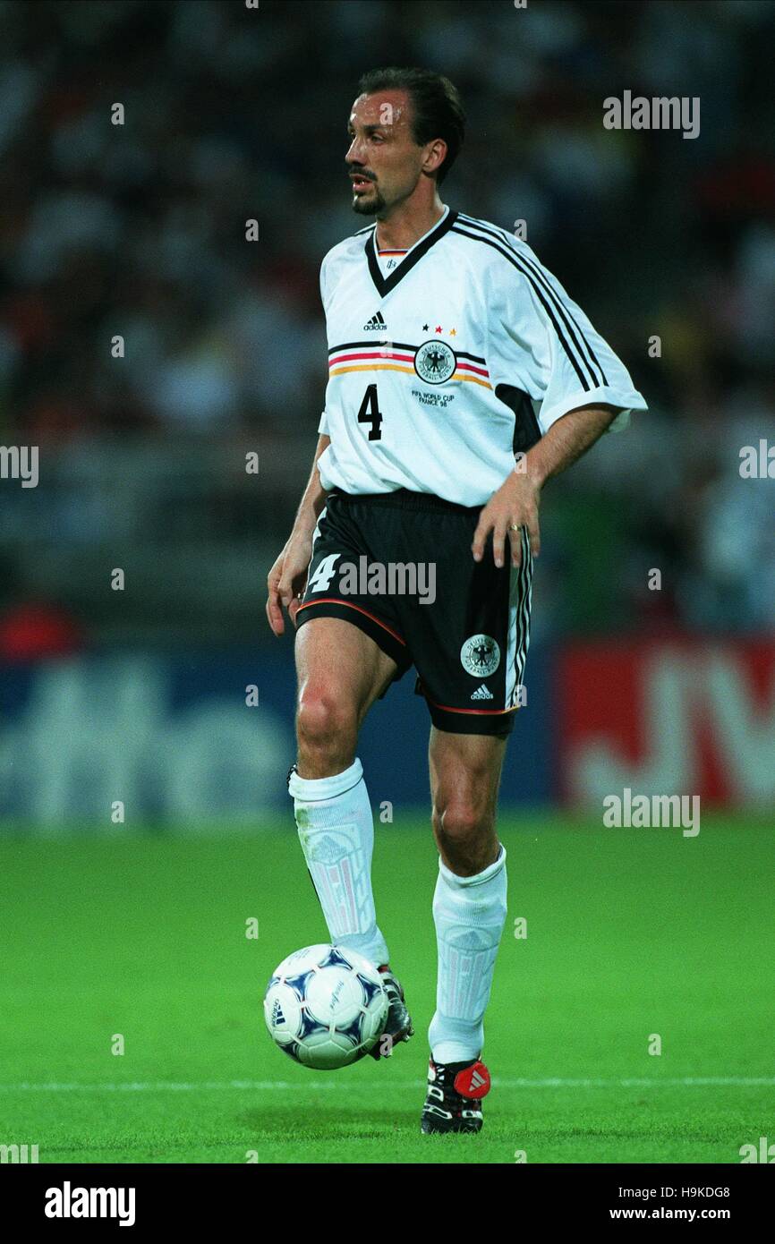 JURGEN KOHLER GERMANY & BORUSSIA DORTMUND FC 04 July 1998 Stock Photo