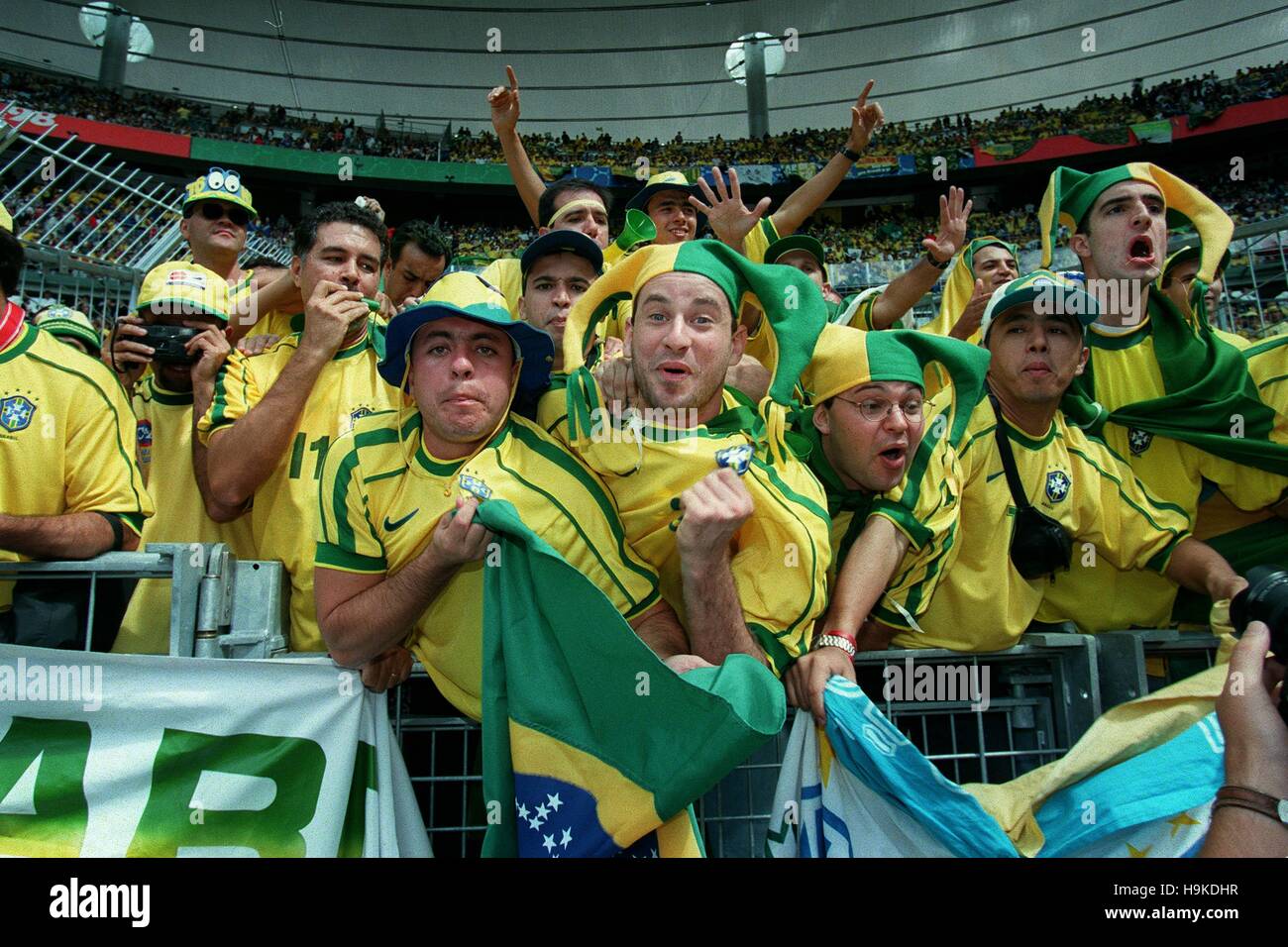 BRAZILIAN FOOTBALL FANS BRAZIL: WORLD CUP FINALS 26 June 1998 Stock ...