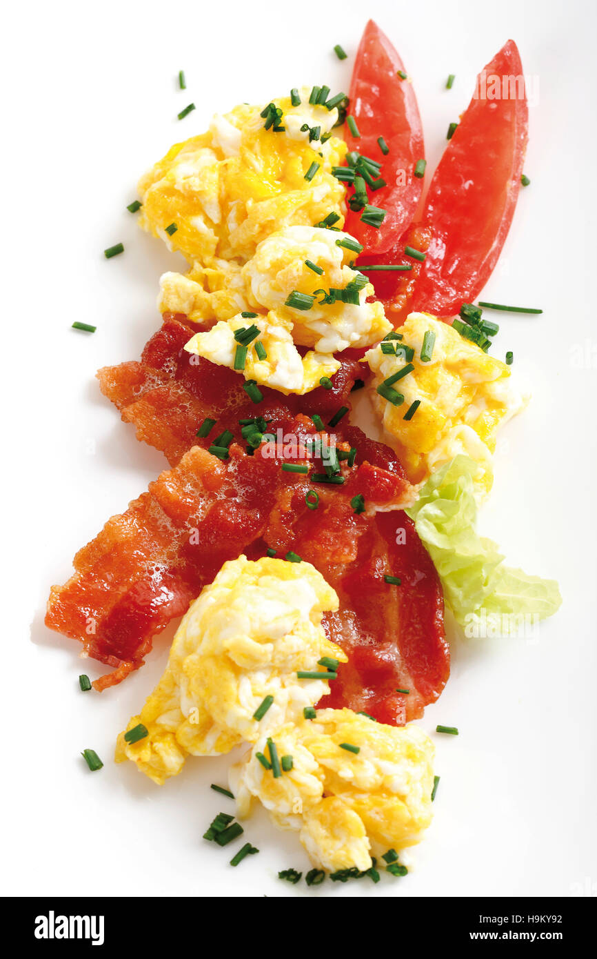 Scrambled eggs and breakfast bacon Stock Photo - Alamy