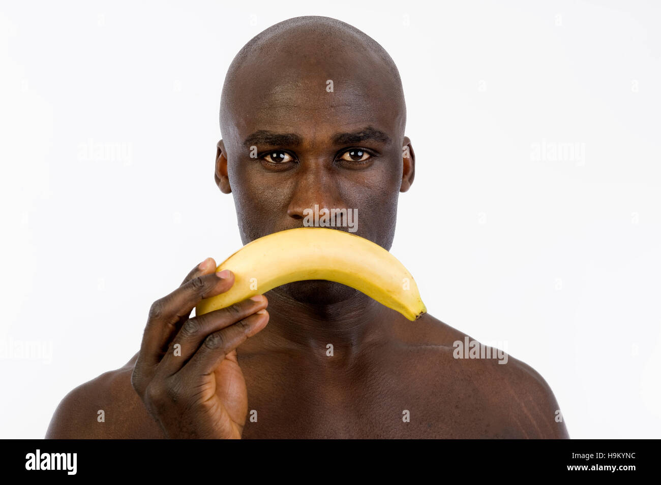 Чернокожий ест. Негр в бандане. Нигер с бананом. Негр ест банан.