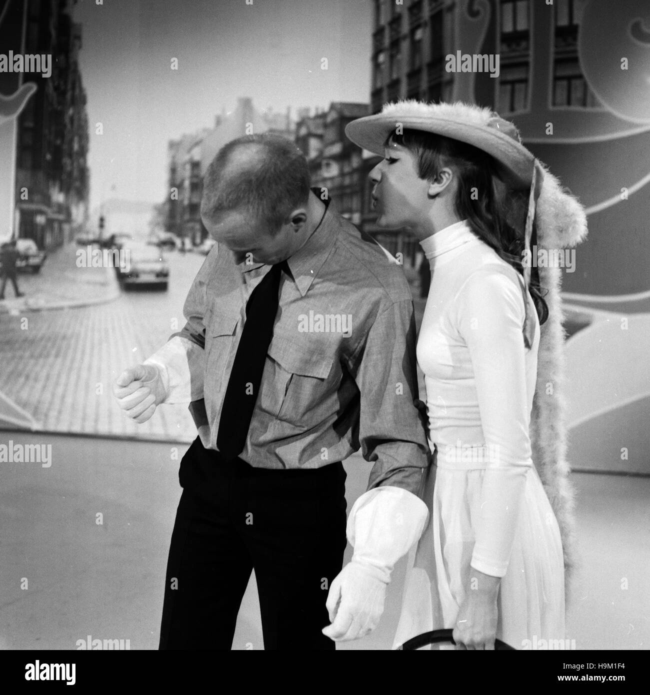 Achtung, Umleitung! Musiksendung, Deutschland 1960, Mitwirkende: Tänzer als Verkehrspolizist mit Fahrerin Stock Photo