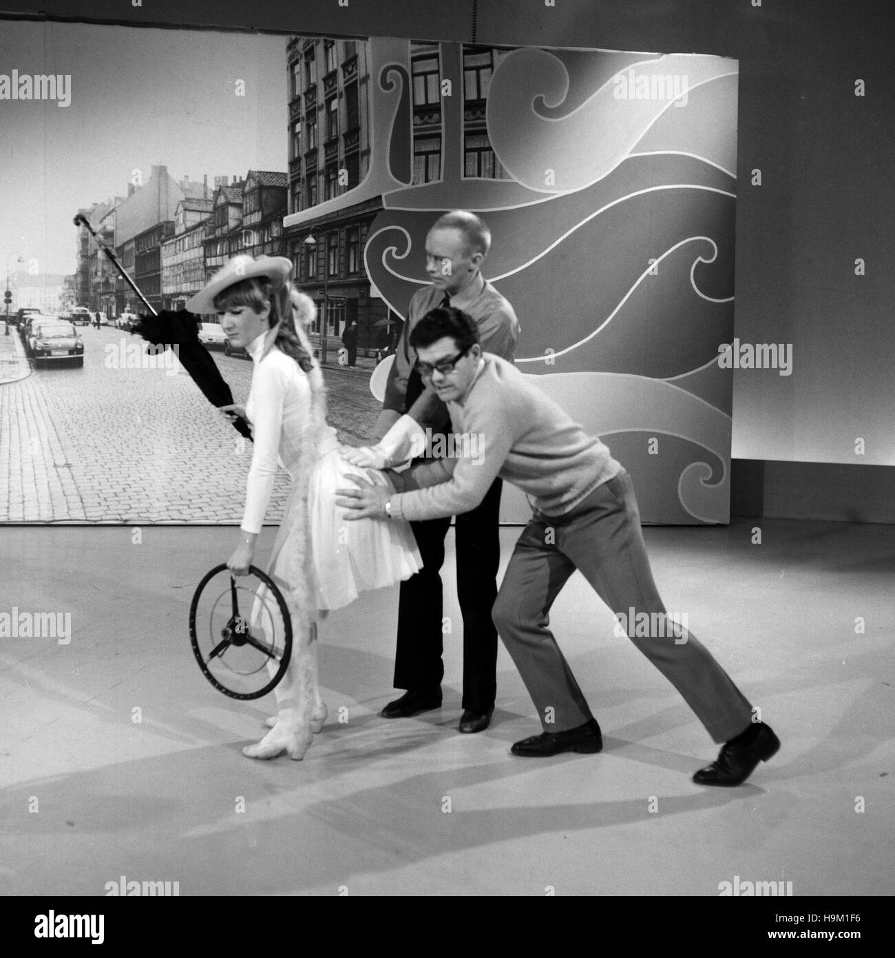 Achtung, Umleitung! Musiksendung, Deutschland 1960, Mitwirkende: Tänzer als Verkehrspolizist mit Fahrerin Stock Photo