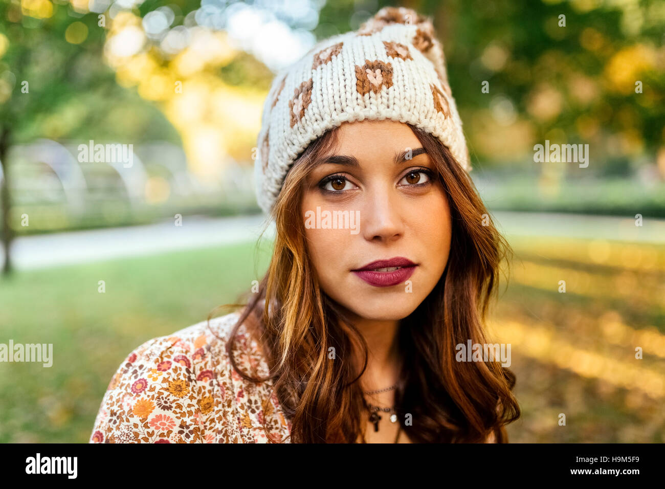 Portrait of young woman wearing wooly hat Stock Photo - Alamy