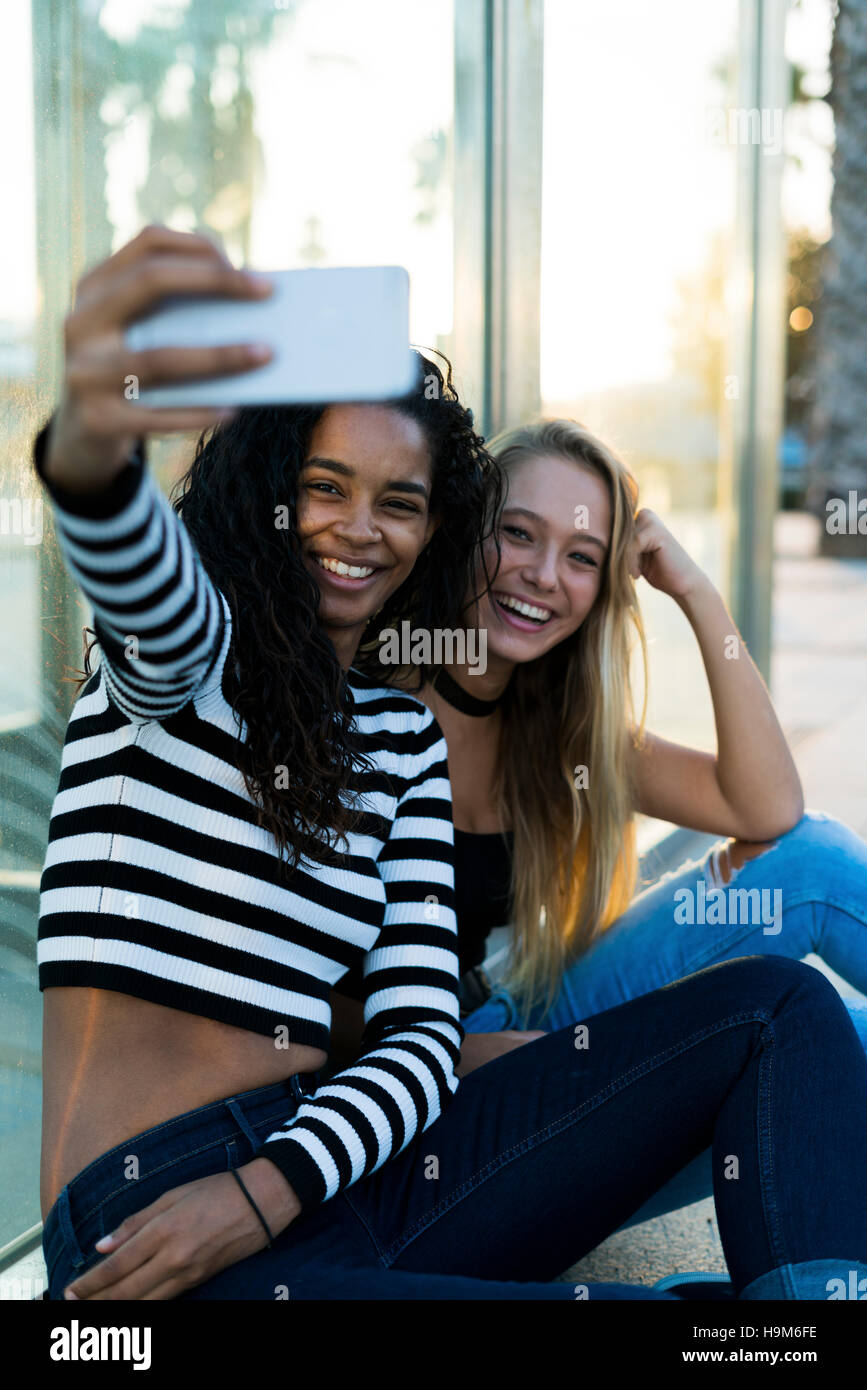 Taking selfie two women hi-res stock photography and images - Alamy
