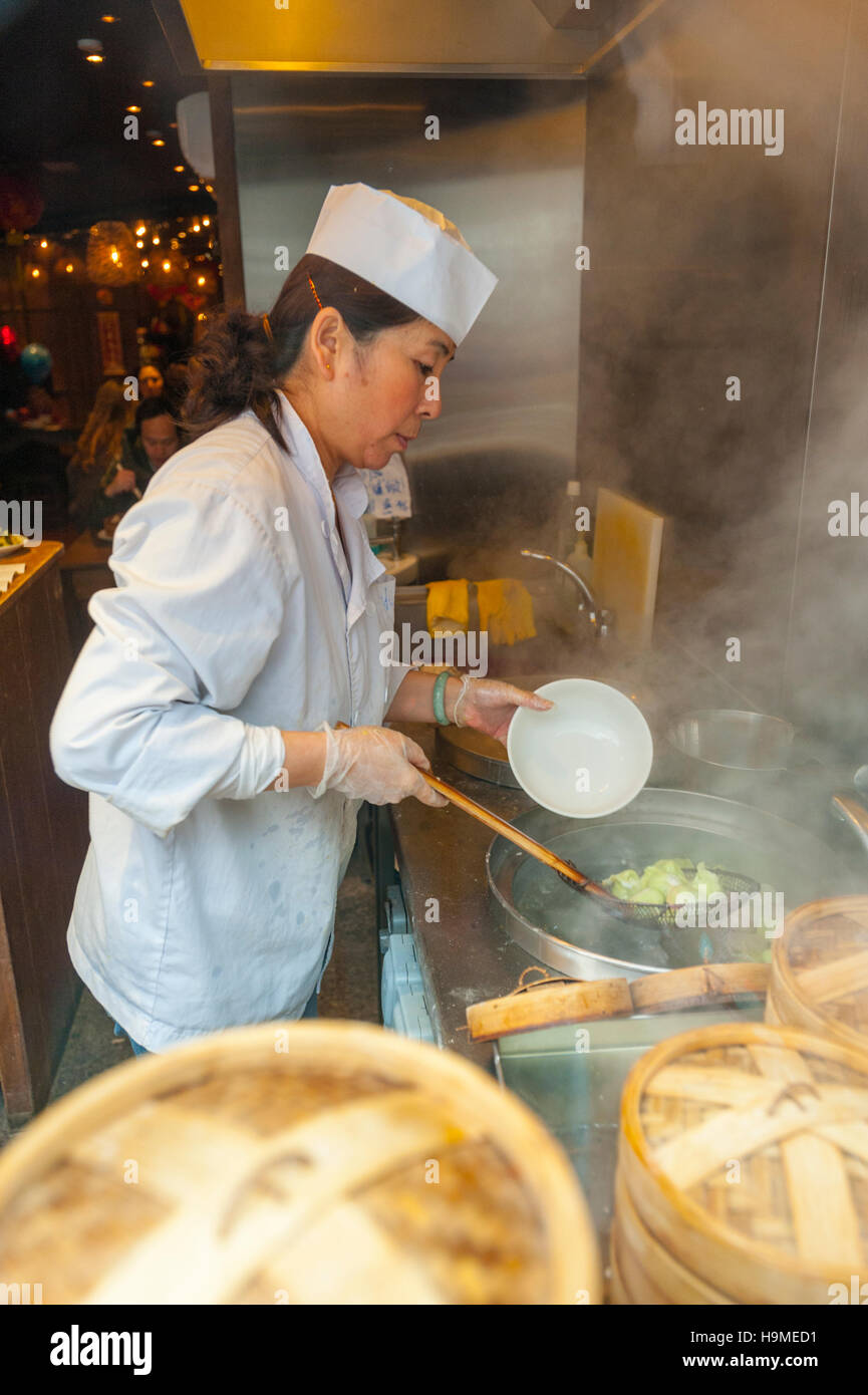 cook working in chineses resteraunt chinatown london Stock Photo