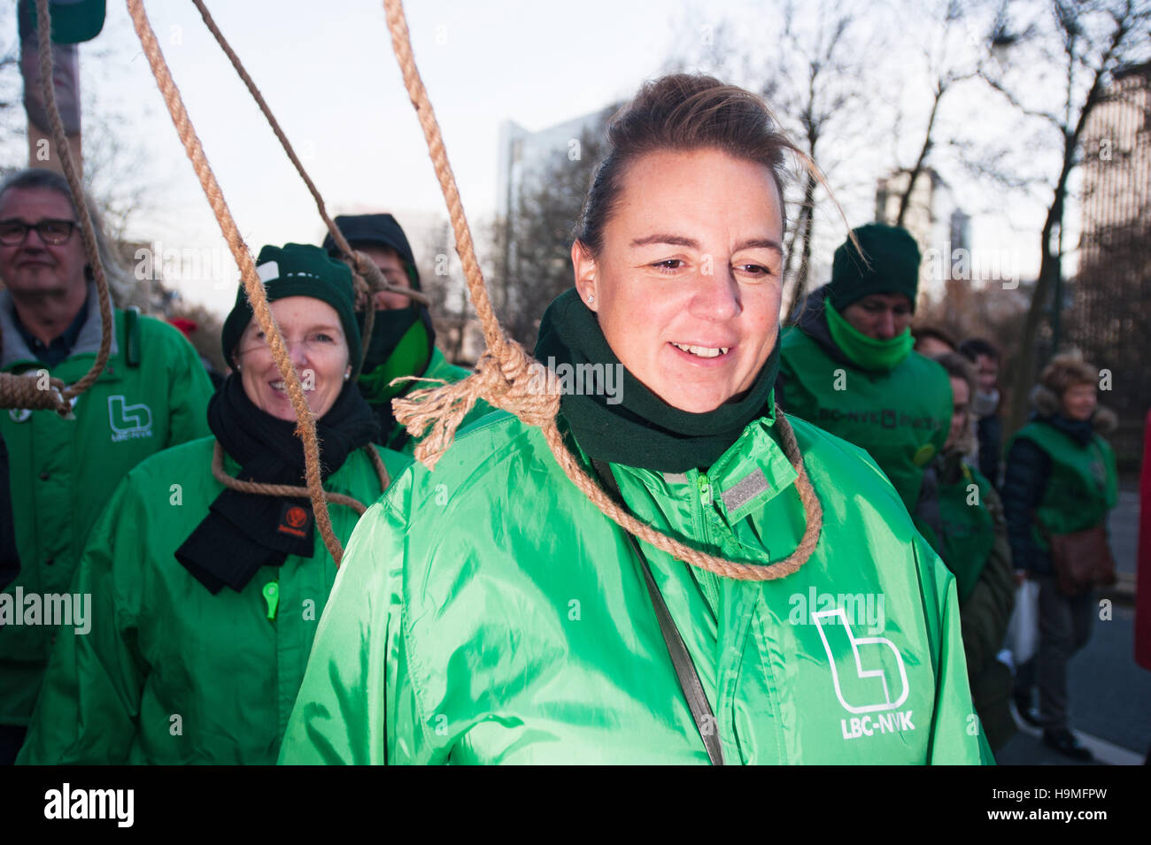 Brussels, Belgium. 24th Nov, 2016. A protester wears a noose around her head symbolising budget cuts during a rally organized by workers from the public health, social and cultural sectors Credit:  Frederik Sadones/Pacific Press/Alamy Live News Stock Photo