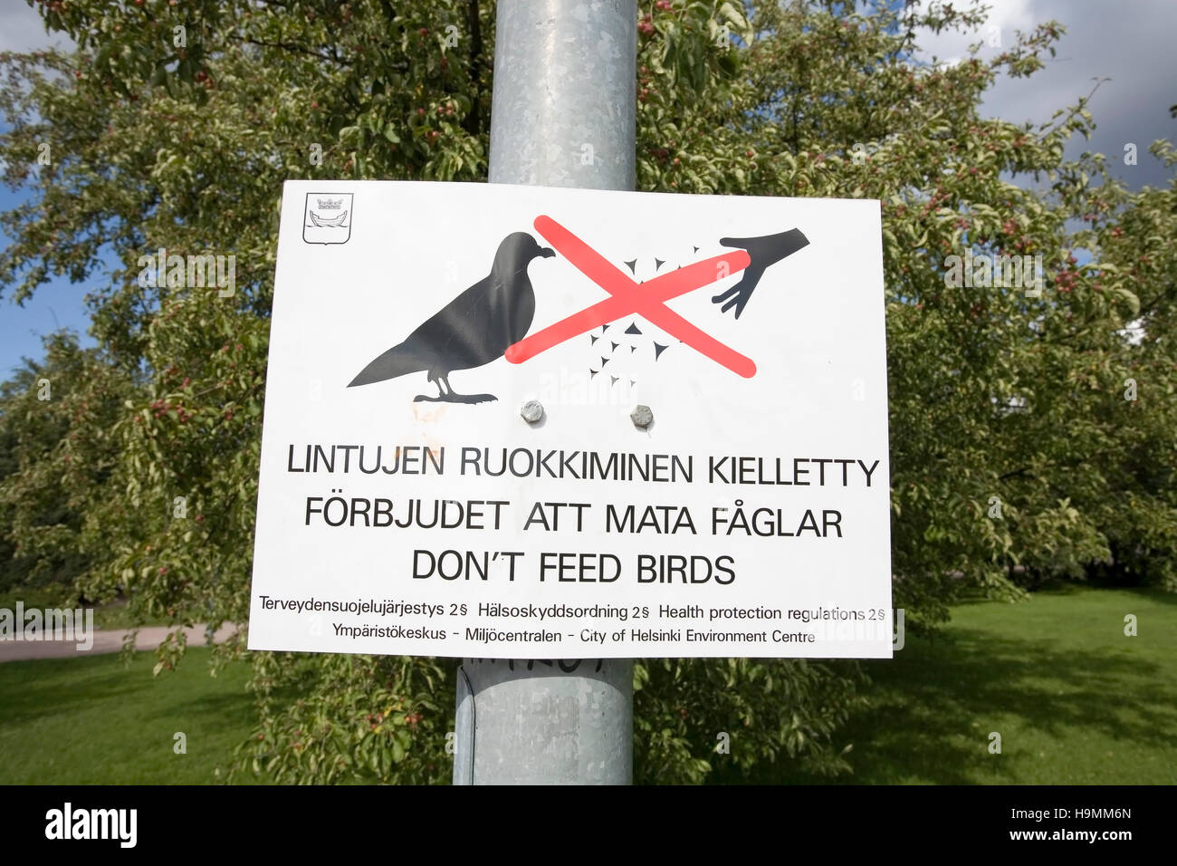 Don't feed birds sign hi-res stock photography and images - Alamy