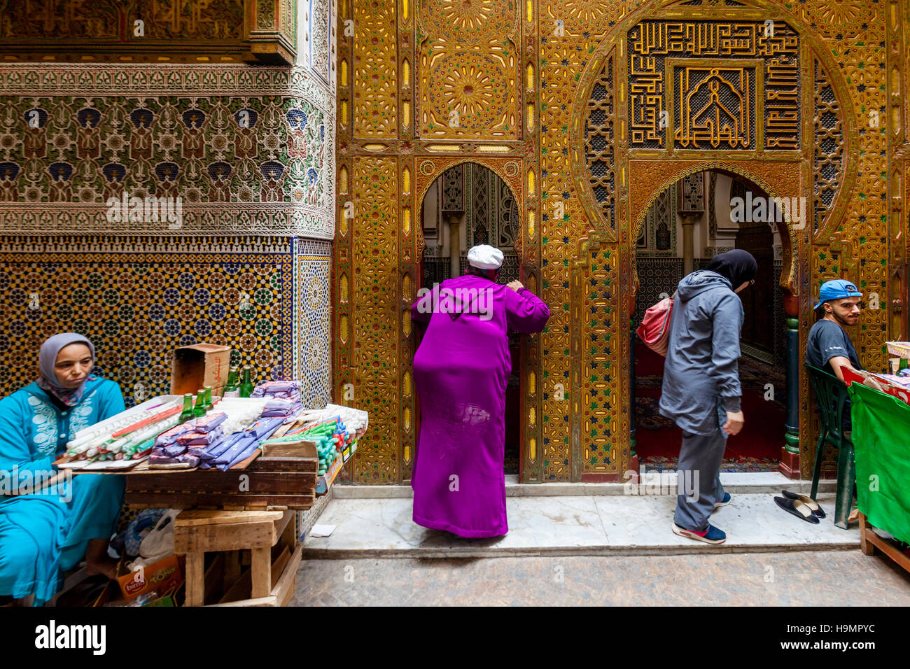 People Entering The Zaouia Moulay Idriss 2 Mosque and Shrine, Fez el Bali, Fez, Morocco Stock Photo