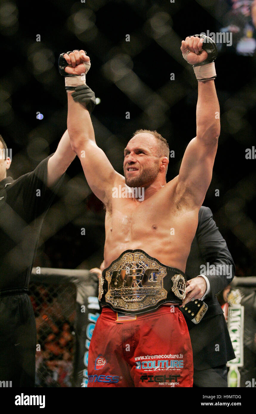 Randy Couture celebrates over Tim Sylvia during Ultimate Fighting Championship UFC at the Nationwide Arena in Columbus, OH on 3, 2007. Photo credit: Francis Specker Stock Photo - Alamy