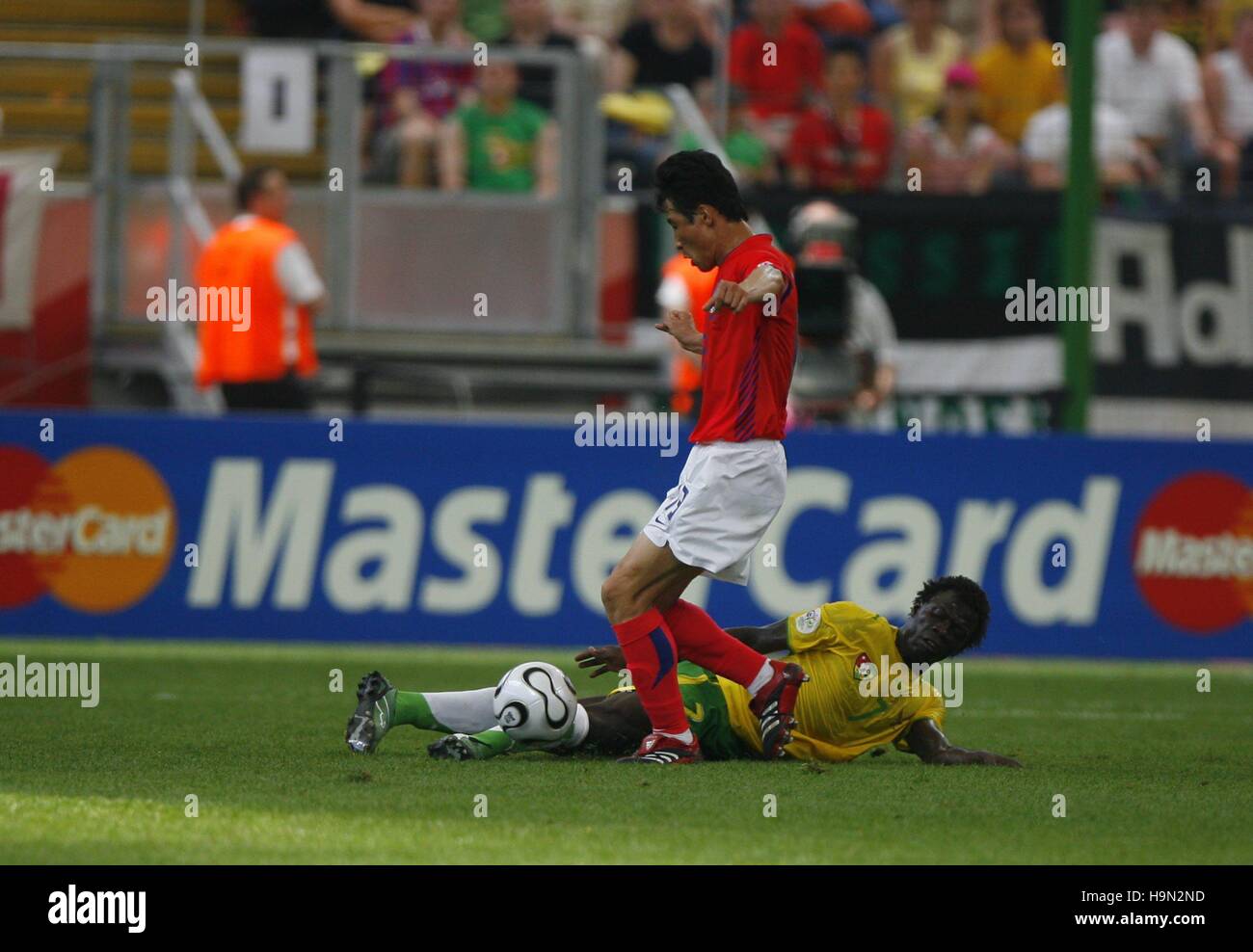YONG EUL LEE & SALIFOU KOREA REPUBLIC V TOGO WORLD CUP STADIUM FRANKFURT GERMANY 13 June 2006 Stock Photo