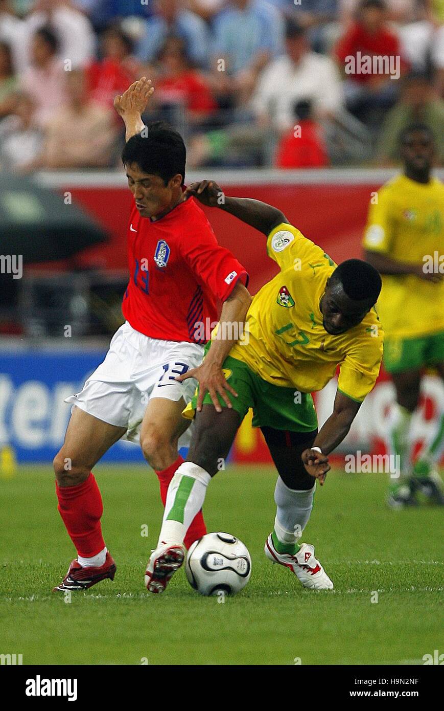 YONG EUL LEE & KADAR KOREA REPUBLIC V TOGO WORLD CUP STADIUM FRANKFURT GERMANY 13 June 2006 Stock Photo