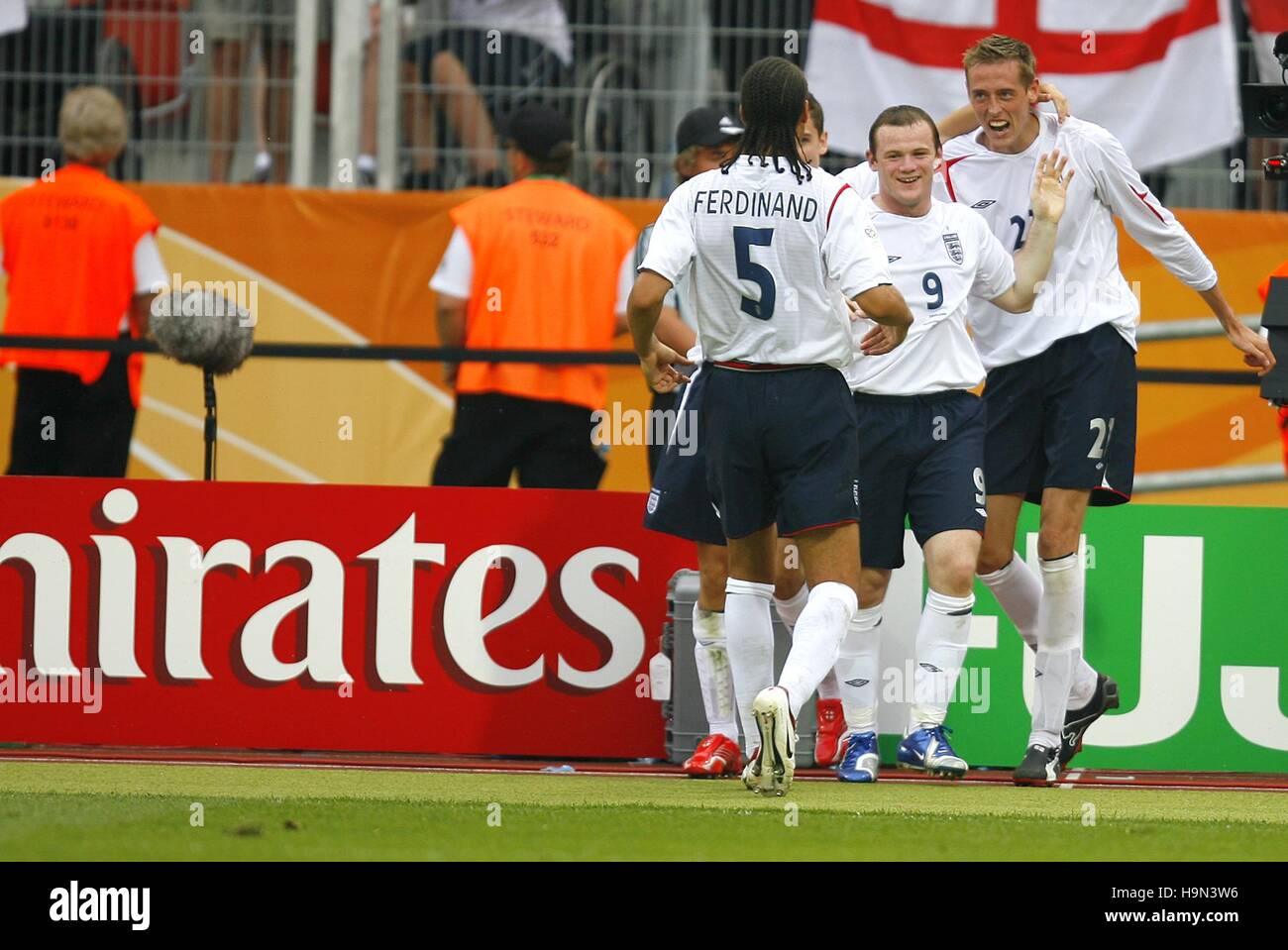 Peter crouch wayne rooney hi-res stock photography and images - Alamy