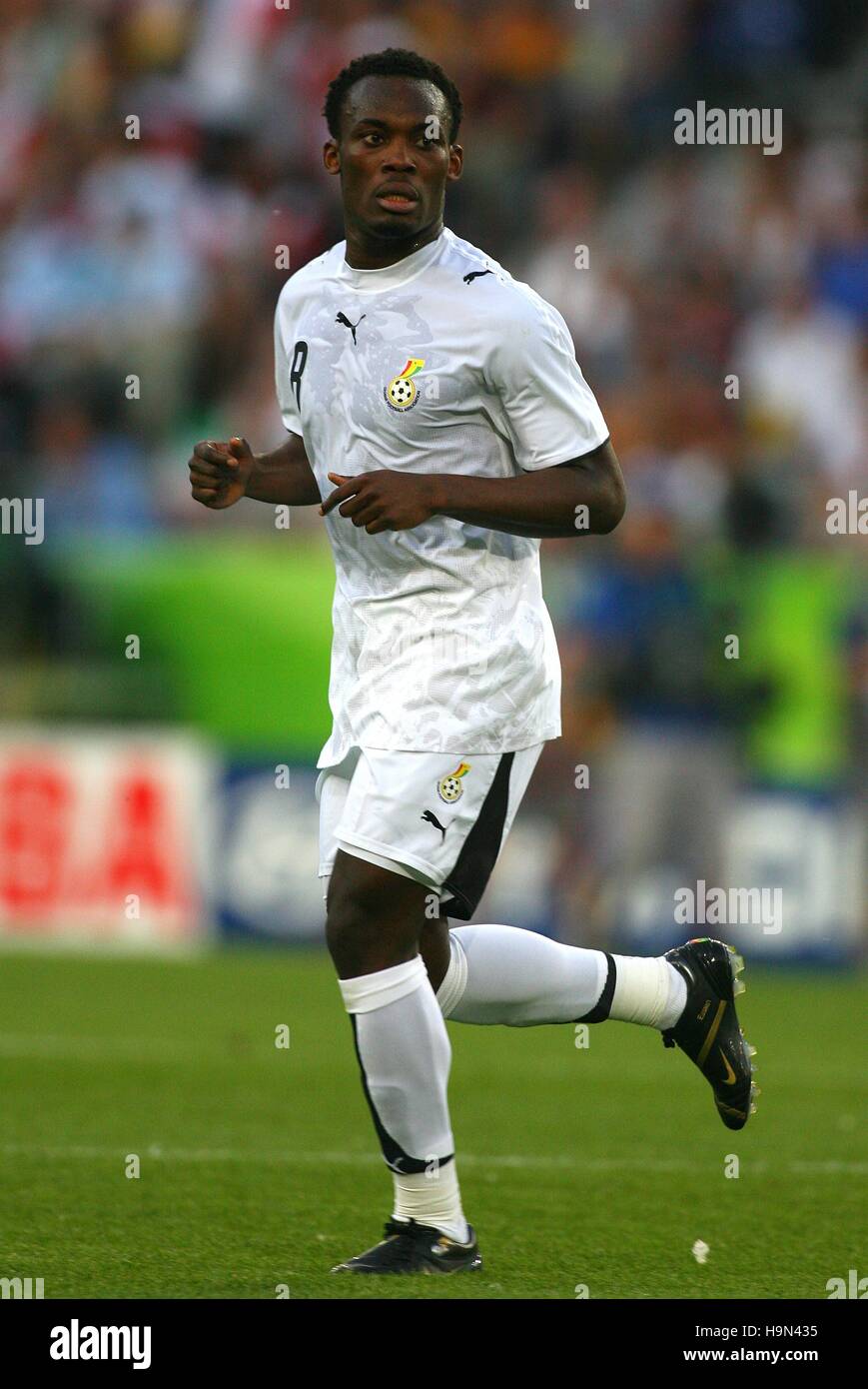 Michael essien ghana chelsea fc hi-res stock photography and