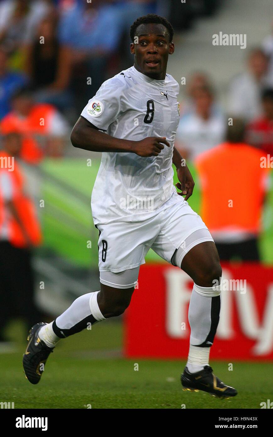 Michael essien ghana chelsea fc hi-res stock photography and