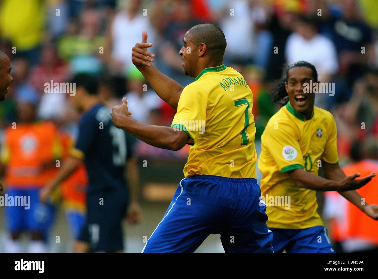 BRAZIL TEAM GROUP 2005.RONALDINHO + ADRIANO + GILBERTO SILVA +