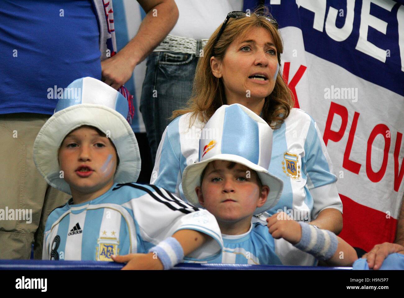 ARGENTINIAN FANS ARGENTINA V SERBIA WORLD CUP GELSENKIRCHEN GERMANY 16 June 2006 Stock Photo