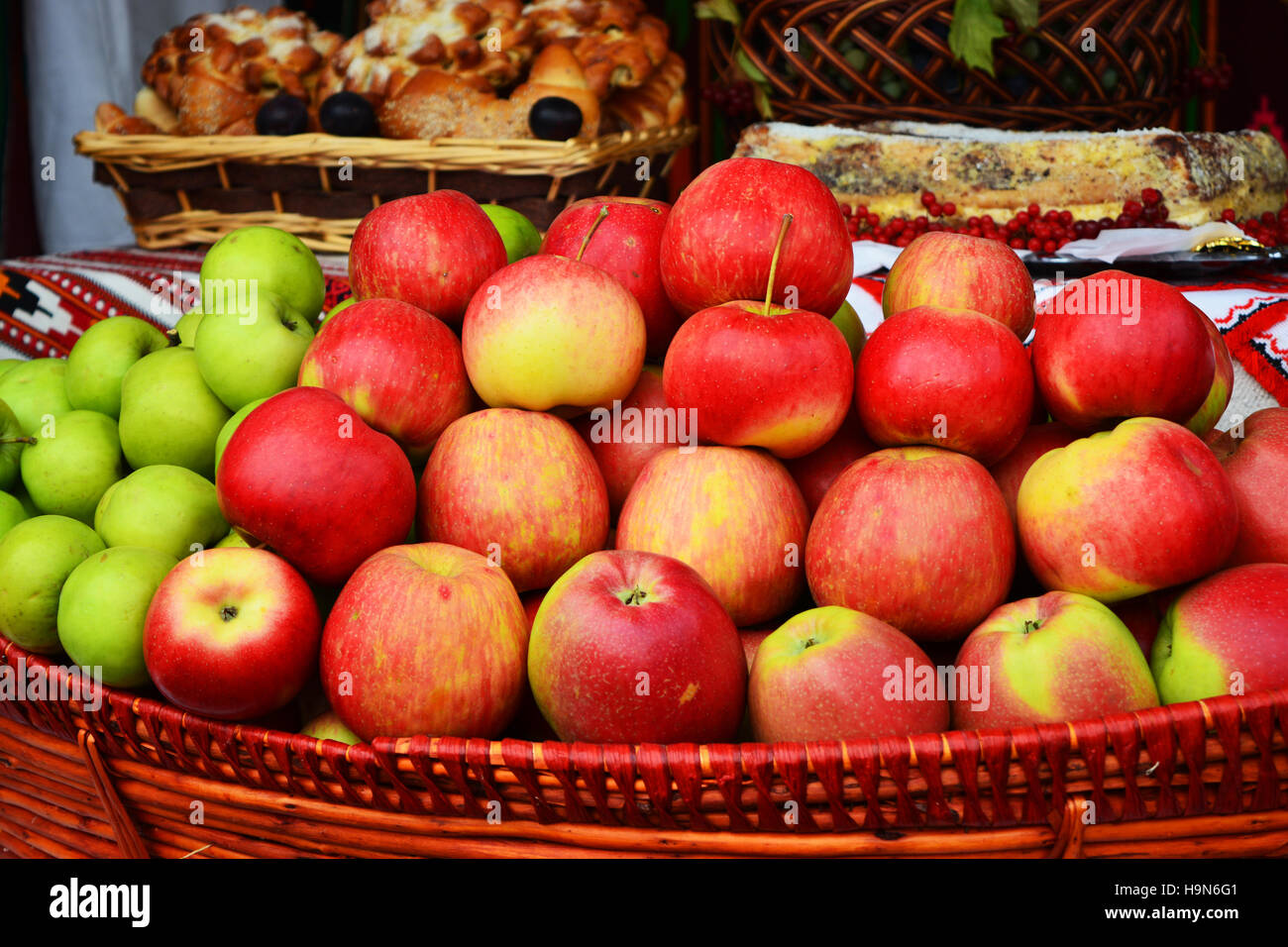 https://c8.alamy.com/comp/H9N6G1/close-up-of-green-apples-stacked-in-a-basket-H9N6G1.jpg