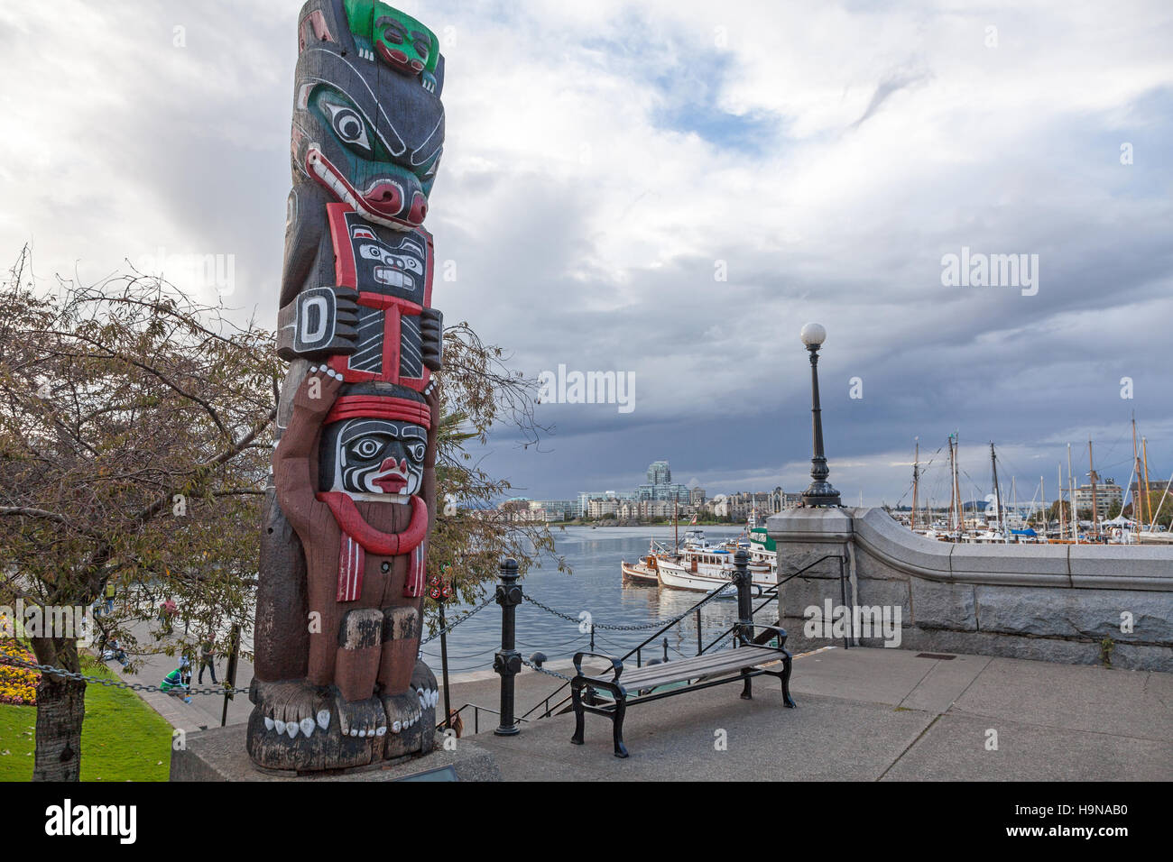 Kwakiutl Bear Pole Totem Pole By Henry Hunt Erected In - 