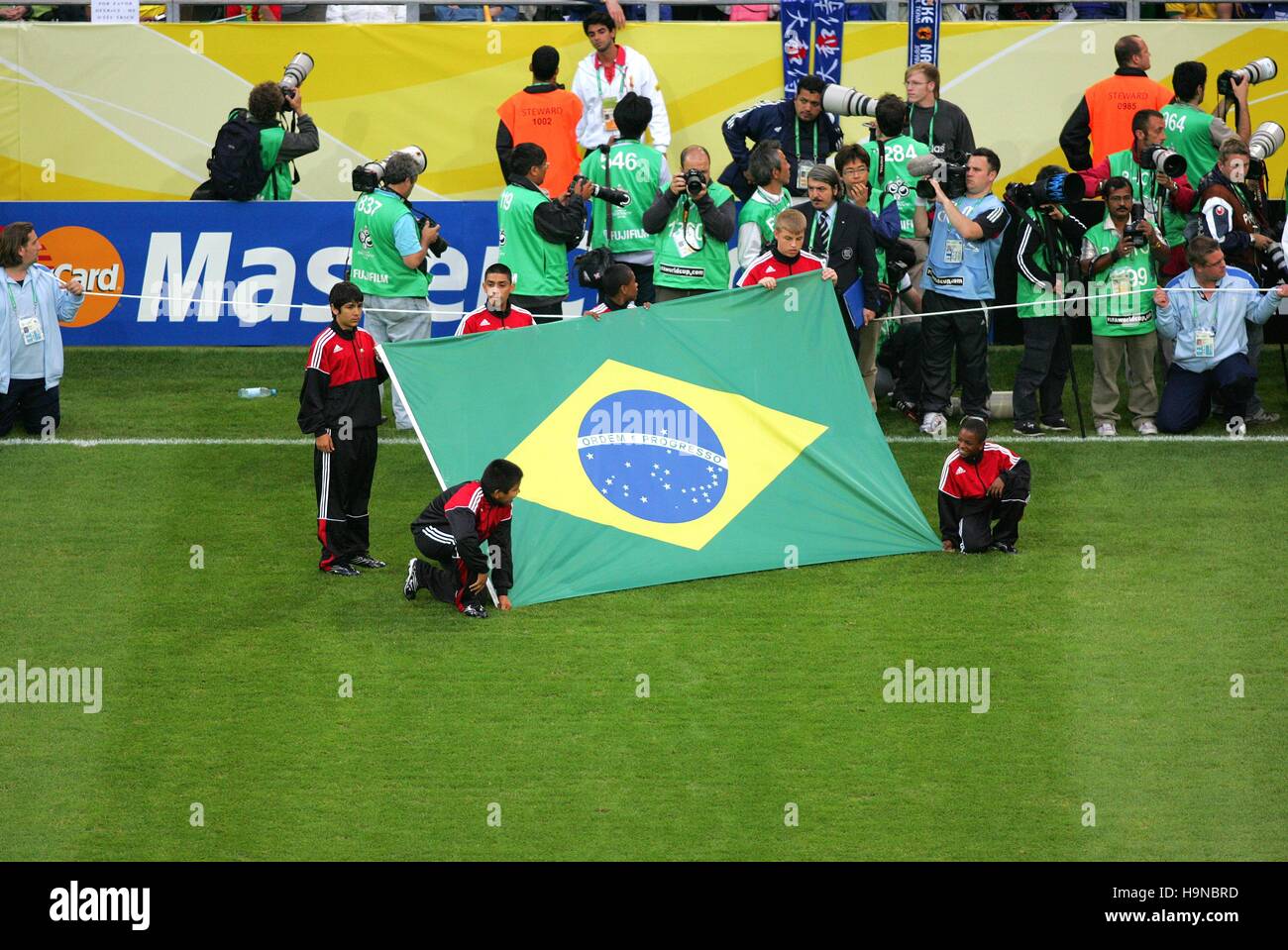 BRAZILIAN FLAG JAPAN V BRAZIL WORLD CUP DORTMUND GERMANY 22 June 2006 Stock Photo