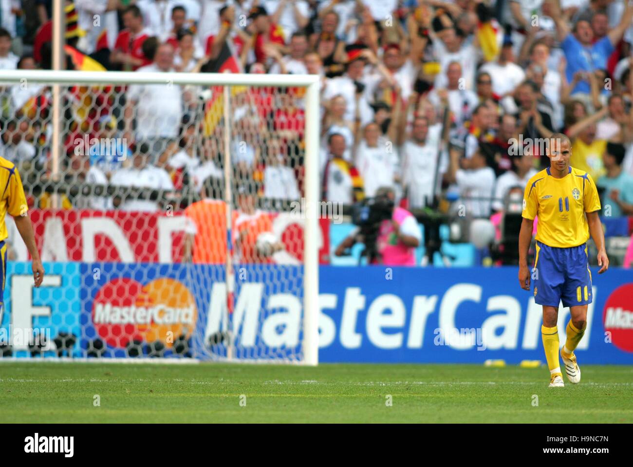 HENRIK LARSSON GERMANY V SWEDEN ALLIANZ ARENA MUNICH GERMANY 24 June 2006 Stock Photo