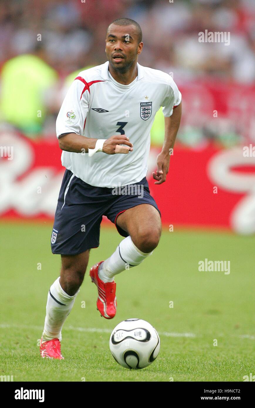ASHLEY COLE ENGLAND & ARSENAL FC WORLD CUP STUTTGART GERMANY 25 June 2006 Stock Photo
