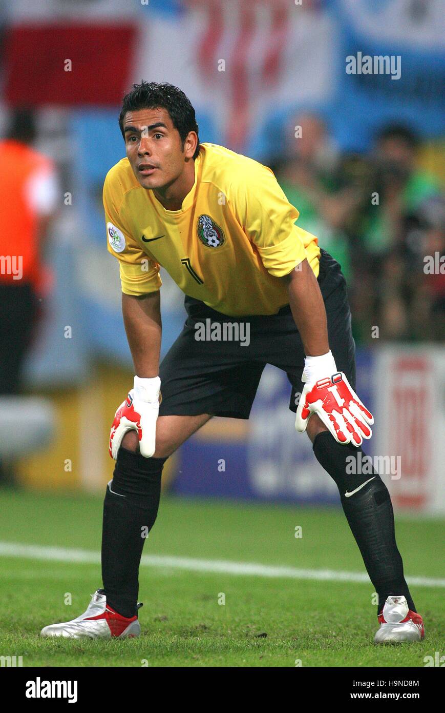 OSWALDO SANCHEZ MEXICO & GUADALAJARA/CHIVAS WORLD CUP LEIPZIG GERMANY 24  June 2006 Stock Photo - Alamy