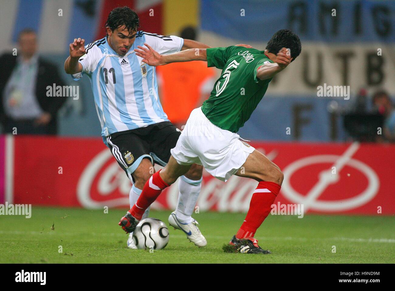 CARLOS TEVEZ & RICARDO OSORIO ARGENTINA V MEXICO WORLD CUP LEIPZIG GERMANY 24 June 2006 Stock Photo