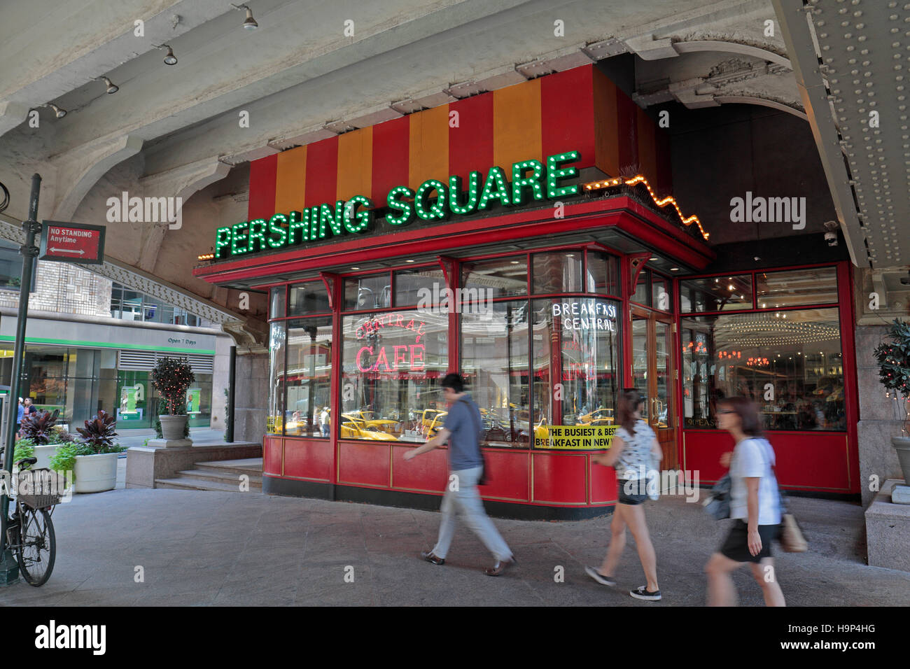 The Pershing Square American restaurant beside Grand Central Terminal, Manhattan, New York City, United States. Stock Photo