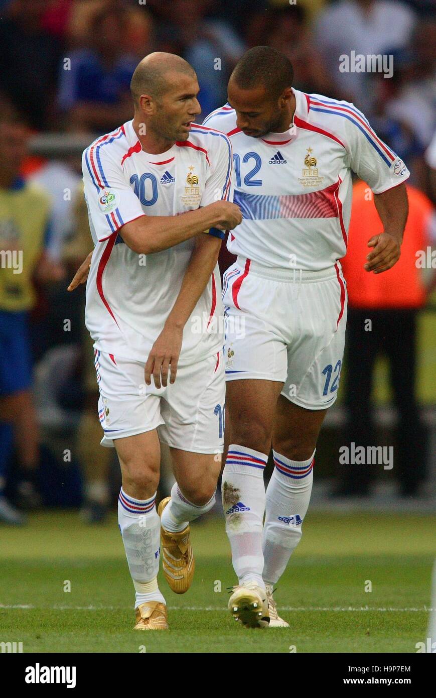 ZINEDINE ZIDANE THIERRY HENRY ITALY V FRANCE OLYMPIC STADIUM BERLIN GERMANY 09 July 2006 Stock Photo