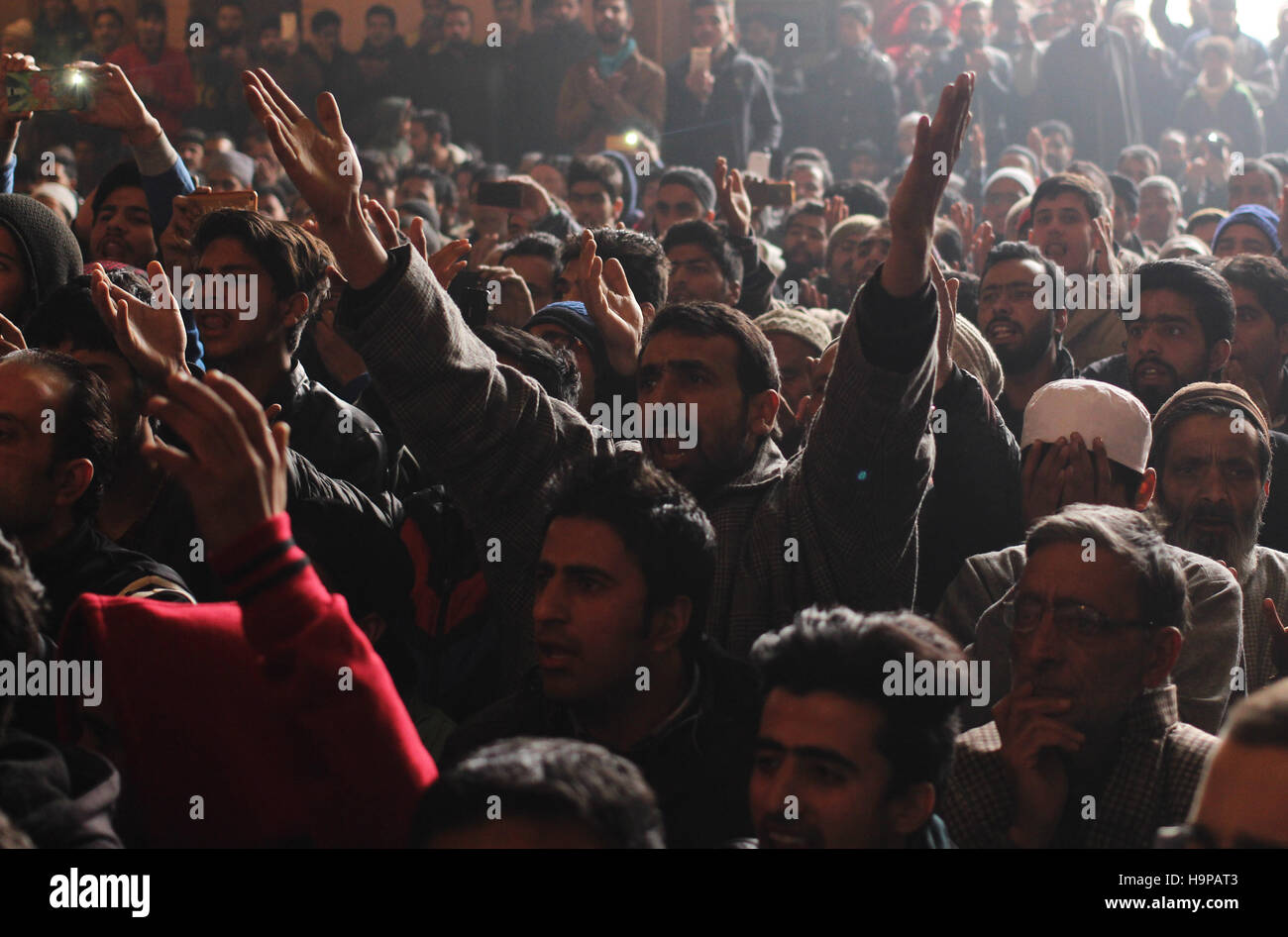 Srinagar, Kashmir. 25th Nov, 2016. Kashmiri Muslim raising hands while praying for the freedom of Kashmir at the historic Jamia Masjid on Friday, November 25, Indian Controlled Kashmir. Jamia Masjid Srinagar remained under siege since July 8 of this year following the uprising triggered after the killing of Hizb commander Burhan Wani. At least 95 were killed while several thousand civilians were maimed and blinded during the ongoing uprising in the Valley. Credit:  Umer Asif/Pacific Press/Alamy Live News Stock Photo