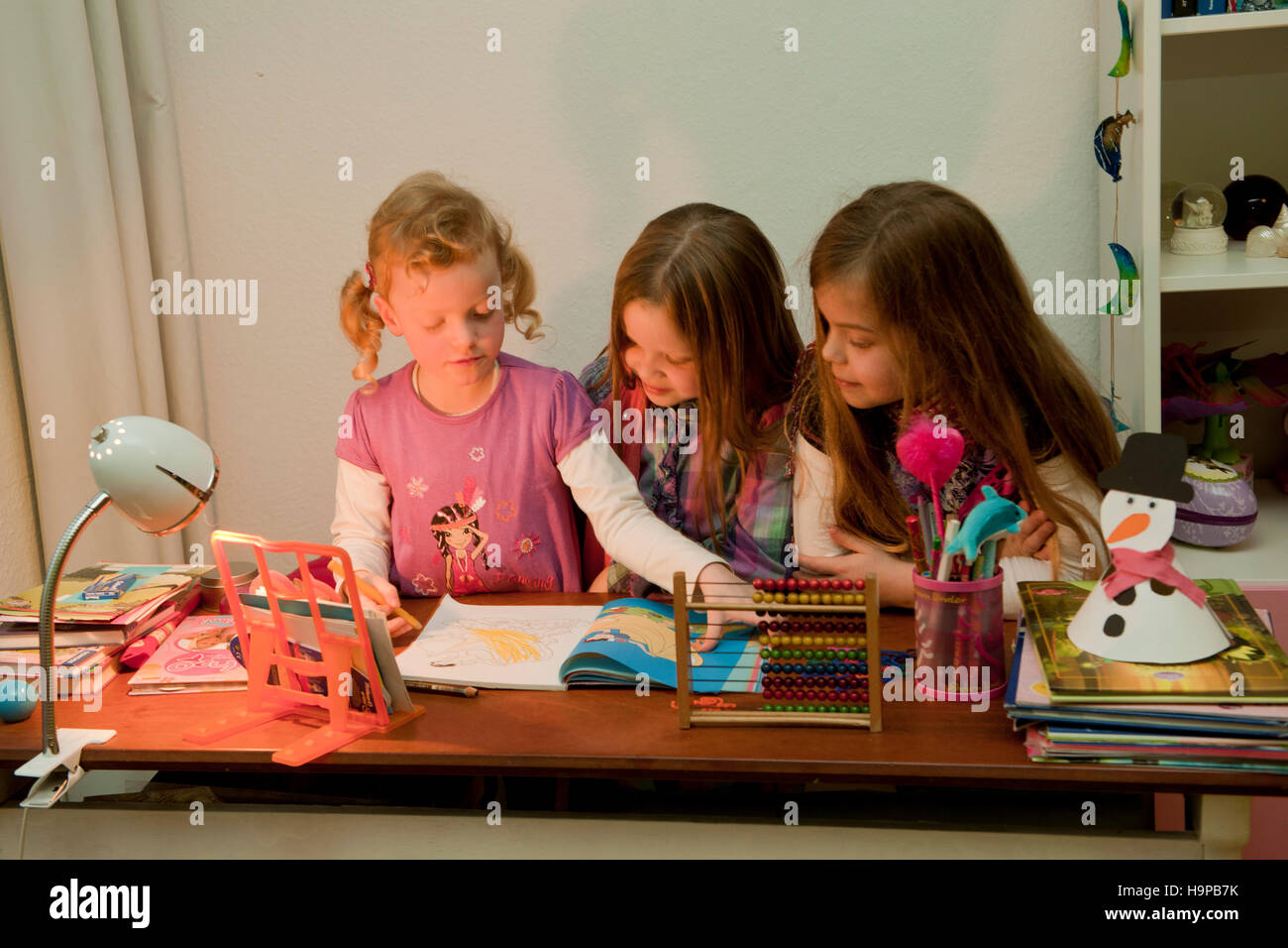 Deutschland, Kinder im Kinderzimmer Stock Photo