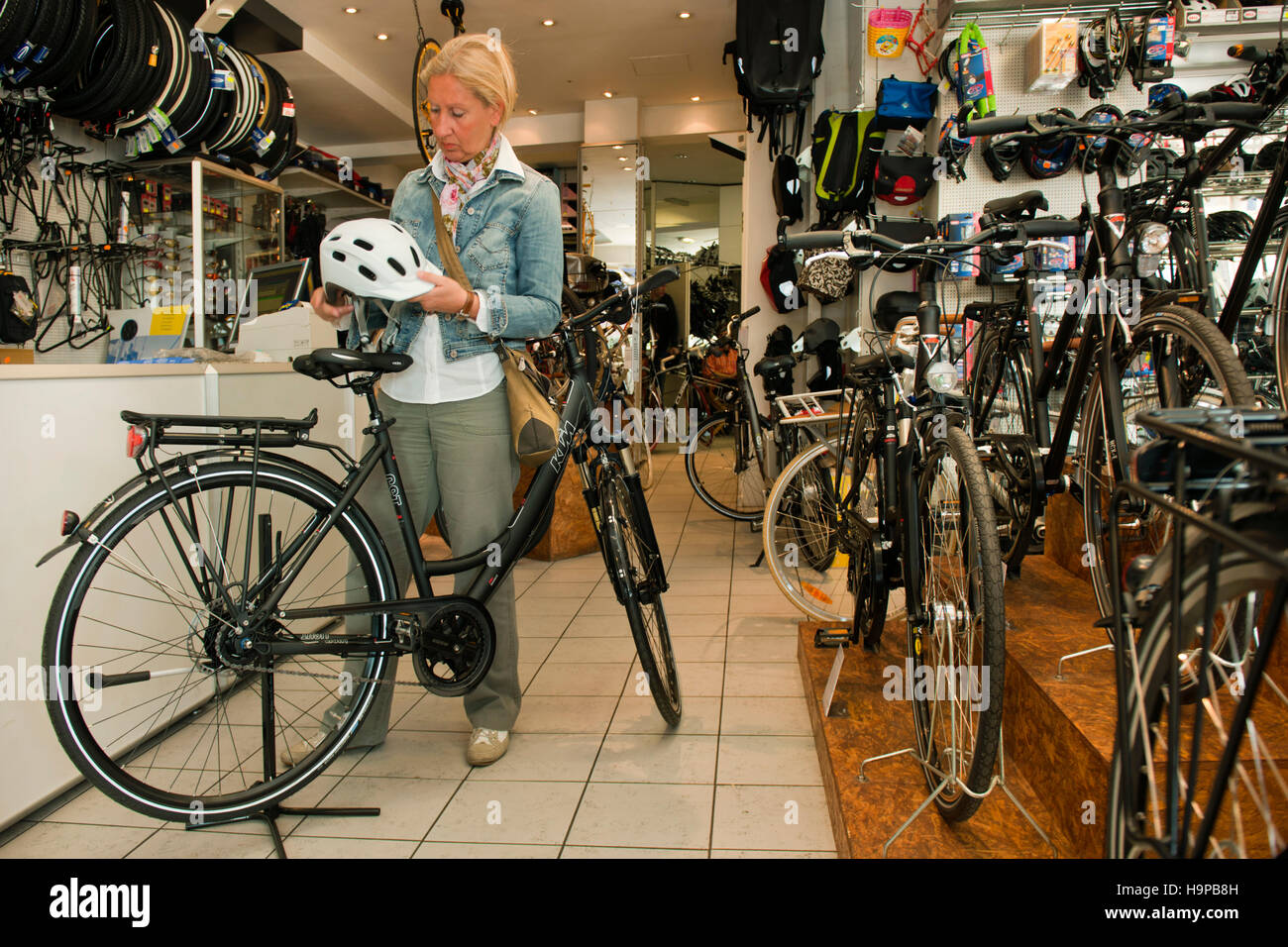Deutschland, Kˆln, Fahrradgesch‰ft, bringt Sicherheit, der Fahrradhelm Stock Photo