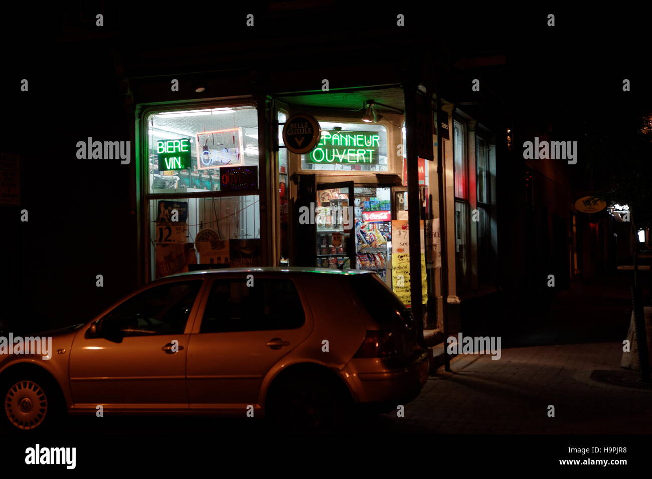 Convenience store in downtown Montreal Stock Photo Alamy