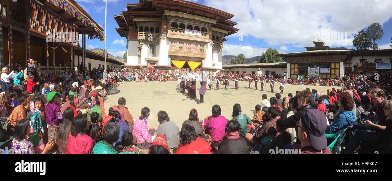 BHUTAN  Dancers at the annual Black-necked Crane Festival in the courtyard of Gangtey Gonpa in the Phobjikha valley. Photo Tony Gale Stock Photo