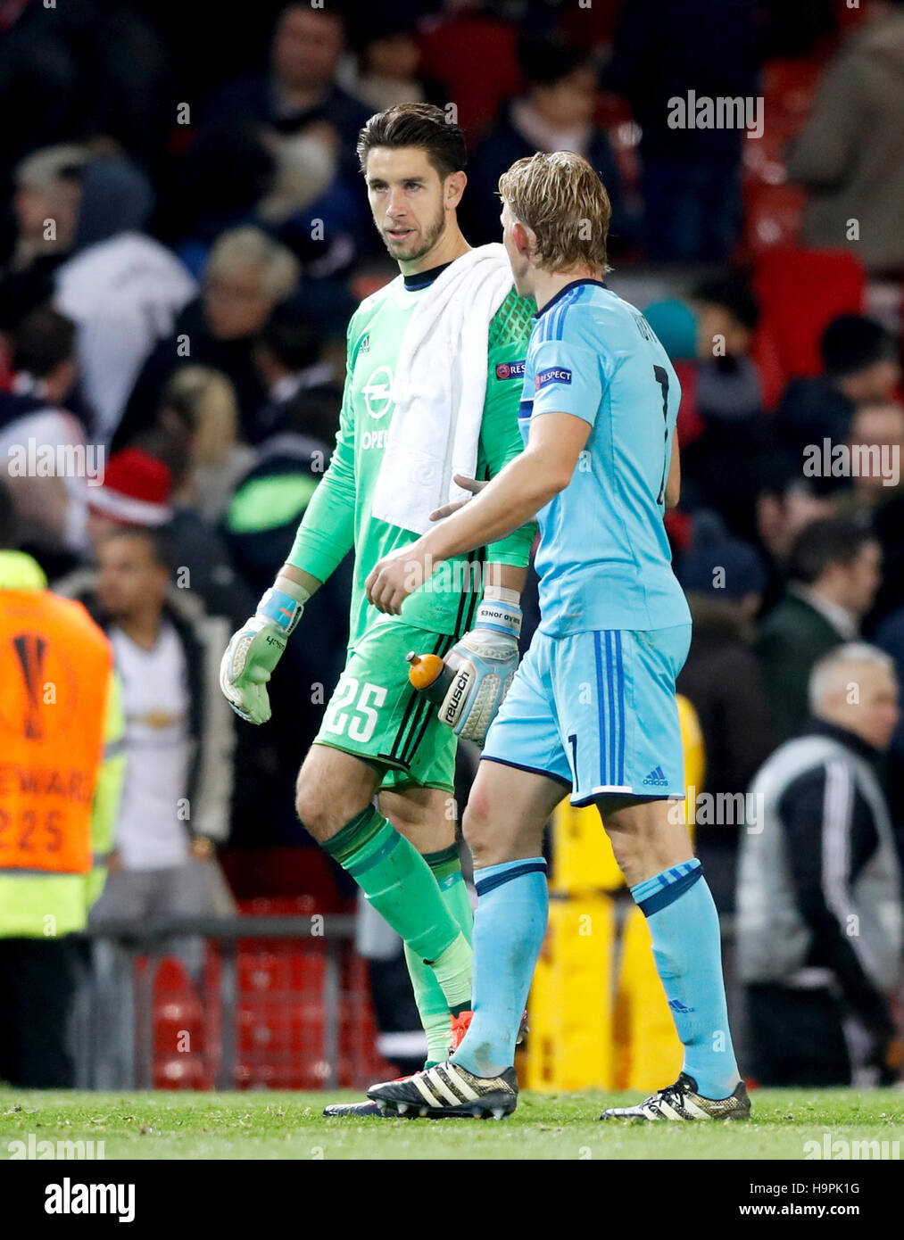 Feyenoord goalkeeper Brad Jones with teammate Dirk Kuyt (right) after the  final whistle during the UEFA Europa League match at Old Trafford,  Manchester Stock Photo - Alamy