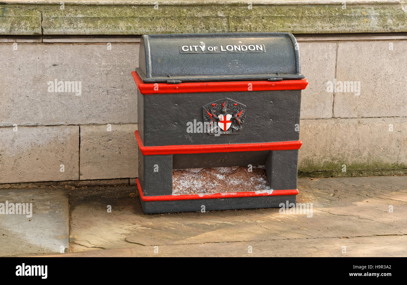 London litter ash hi-res stock photography and images - Alamy