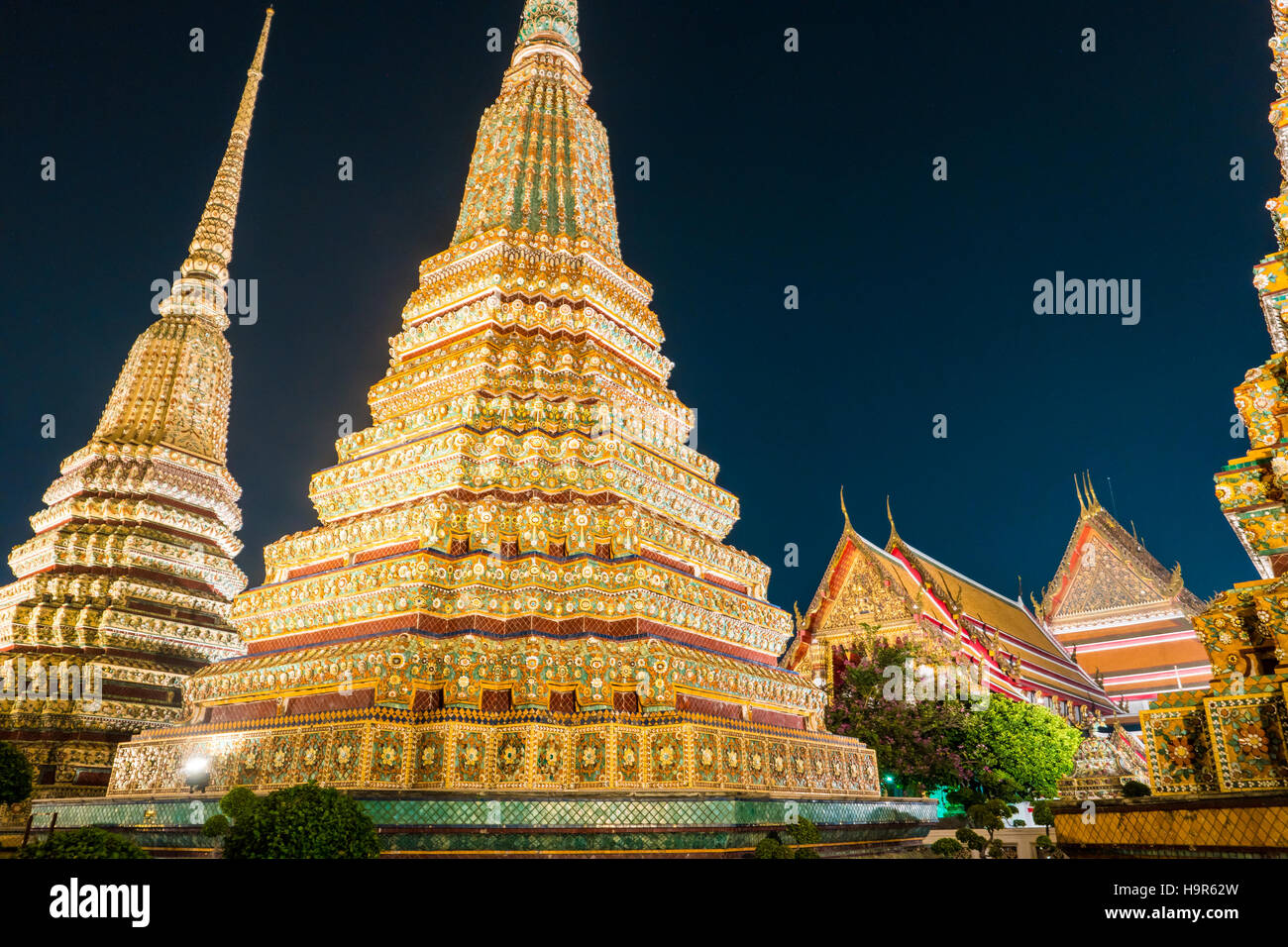 The beautifully decorated pagodas of Wat Pho temple at night Stock ...