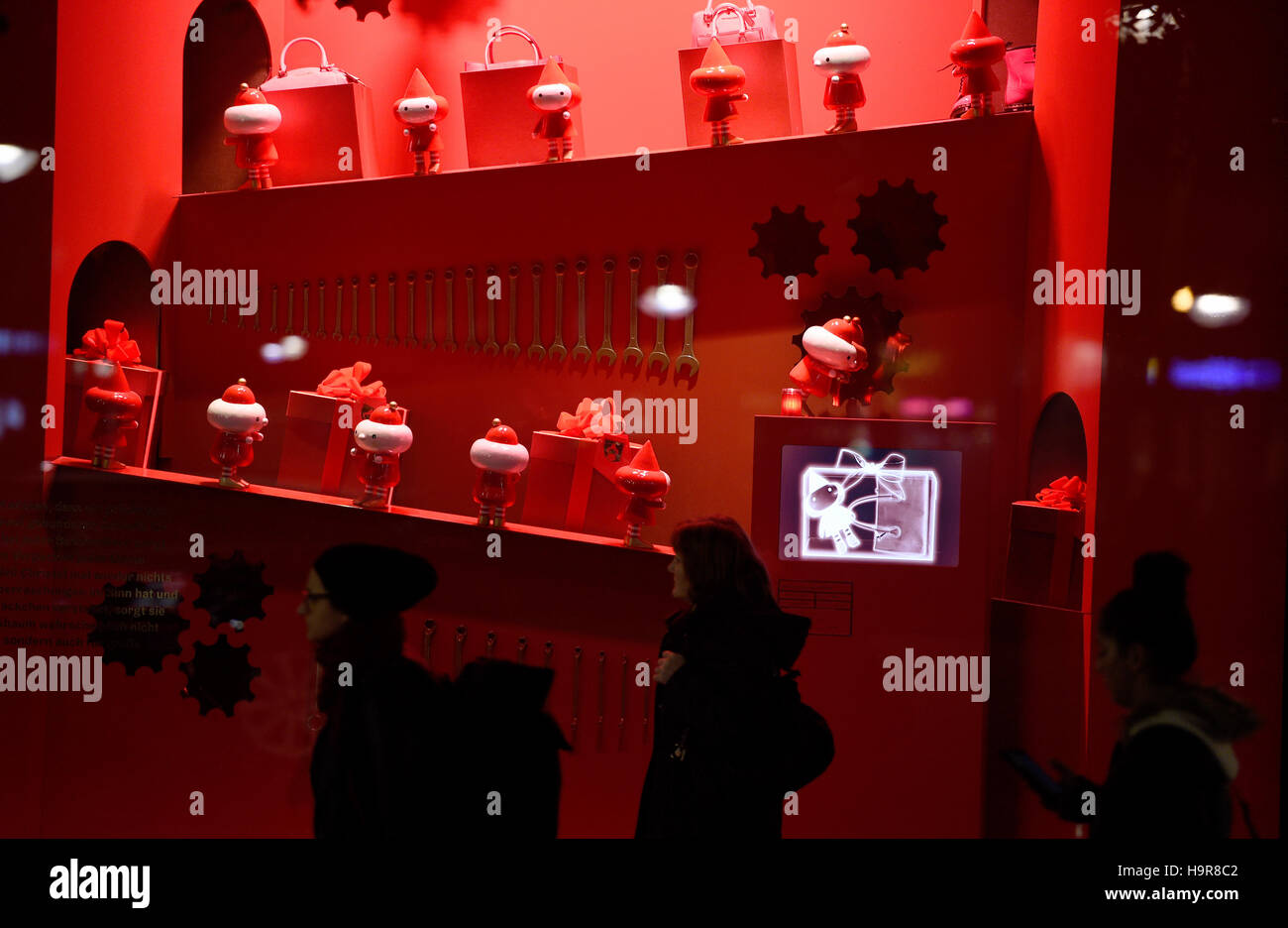 berlin-germany-22nd-nov-2016-pedestrians-outside-the-festively