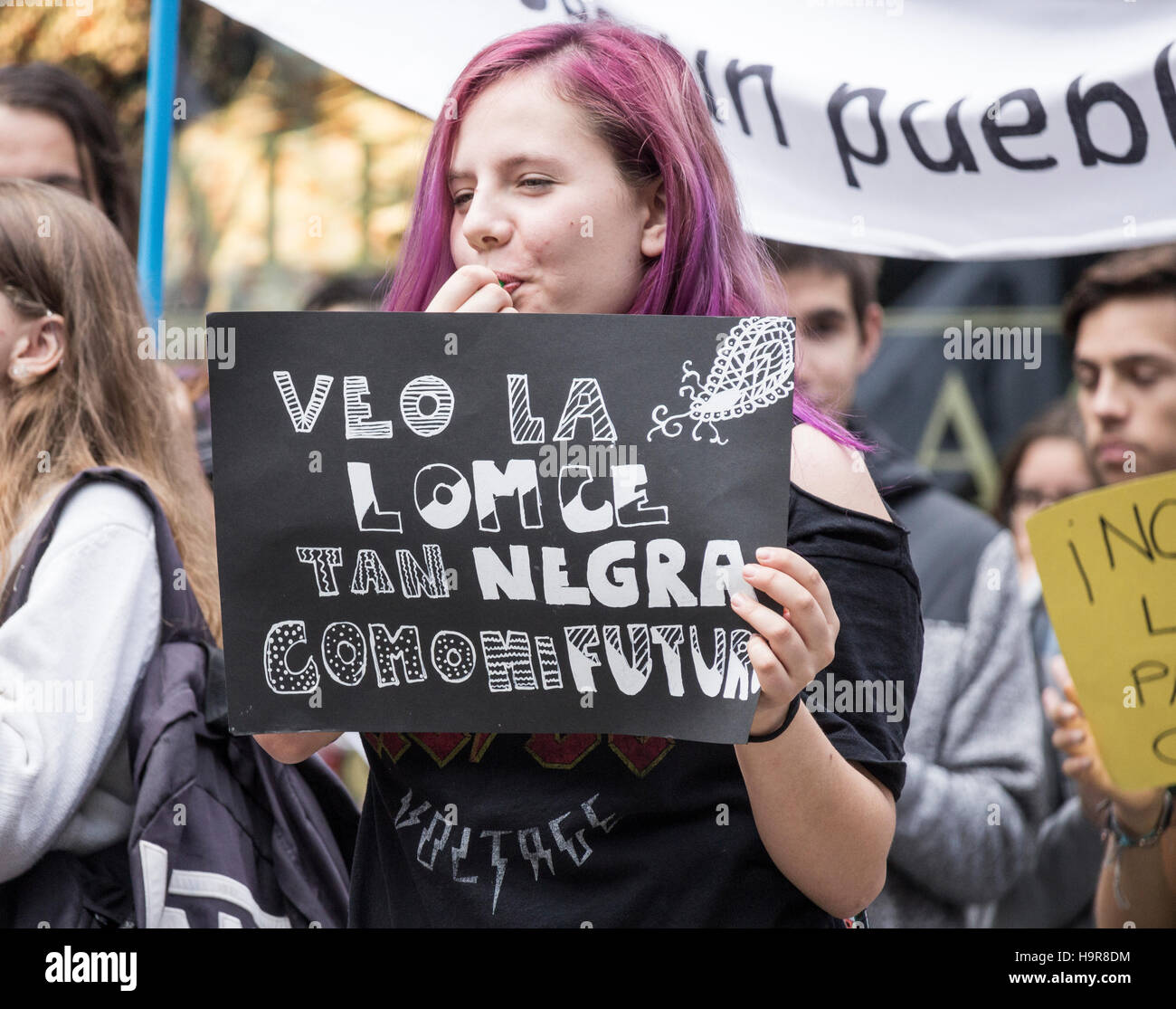 Las Palmas, Gran Canaria, Canary Islands, Spain. 24th November, 2016. Spanish students across Spain demonstrate against the Organic Law for Improving Education Quality, (LOMCE in Spanish), which will increase tuition fees and cut resources for scholarships. PICTURED: student holding placard reading 'veo LOMCE tan negro como mi futuro' ( i see LOMCE as black as my future). Credit:  Alan Dawson News/Alamy Live News Stock Photo