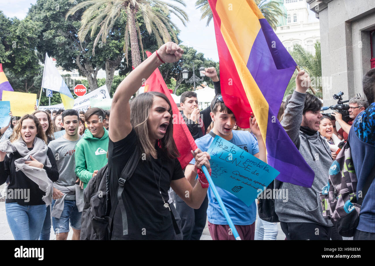 Las Palmas, Gran Canaria, Canary Islands, Spain. 24th November, 2016. Spanish students across Spain demonstrate against the Organic Law for Improving Education Quality, (LOMCE in Spanish), which will increase tuition fees and cut resources for scholarships. Credit:  Alan Dawson News/Alamy Live News Stock Photo
