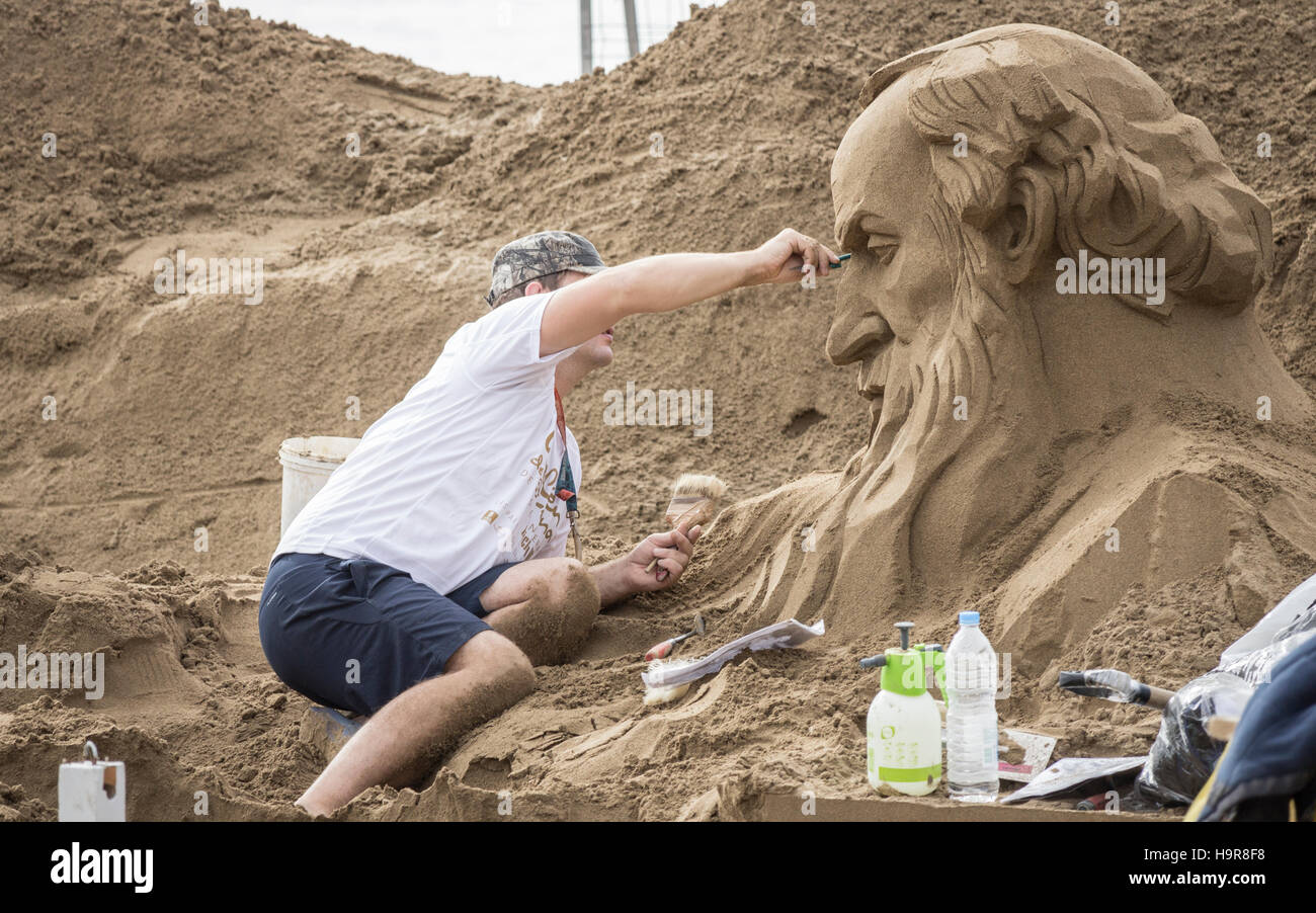Las Palmas, Gran Canaria, Canary Islands, Spain. 24th November, 2016. A team of six sand sculptors start work on the annual 75x30 metre sand nativity scene on the city beach in Las Palmas. 200,000 people visited the 2015 nativity scene. Stock Photo